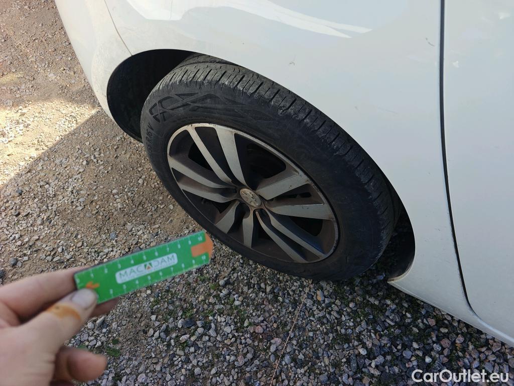  Peugeot  308 PEUGEOT  / 2017 / 5P / berlina con portón 5p Style BlueHDi 130 S&S #12