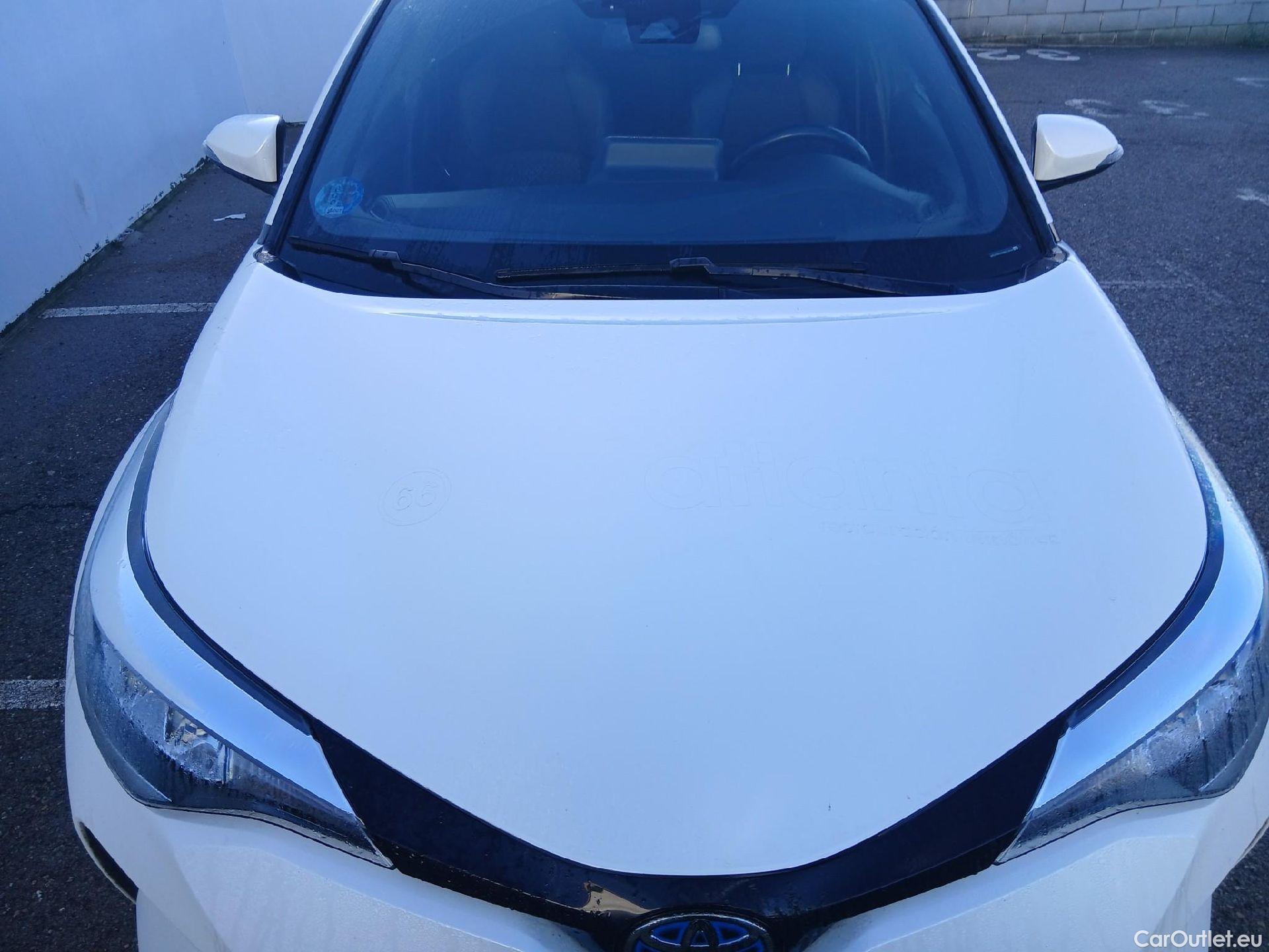  Toyota  C-HR TOYOTA  / 2019 / 5P / todoterreno 2.0 180H Advance #2