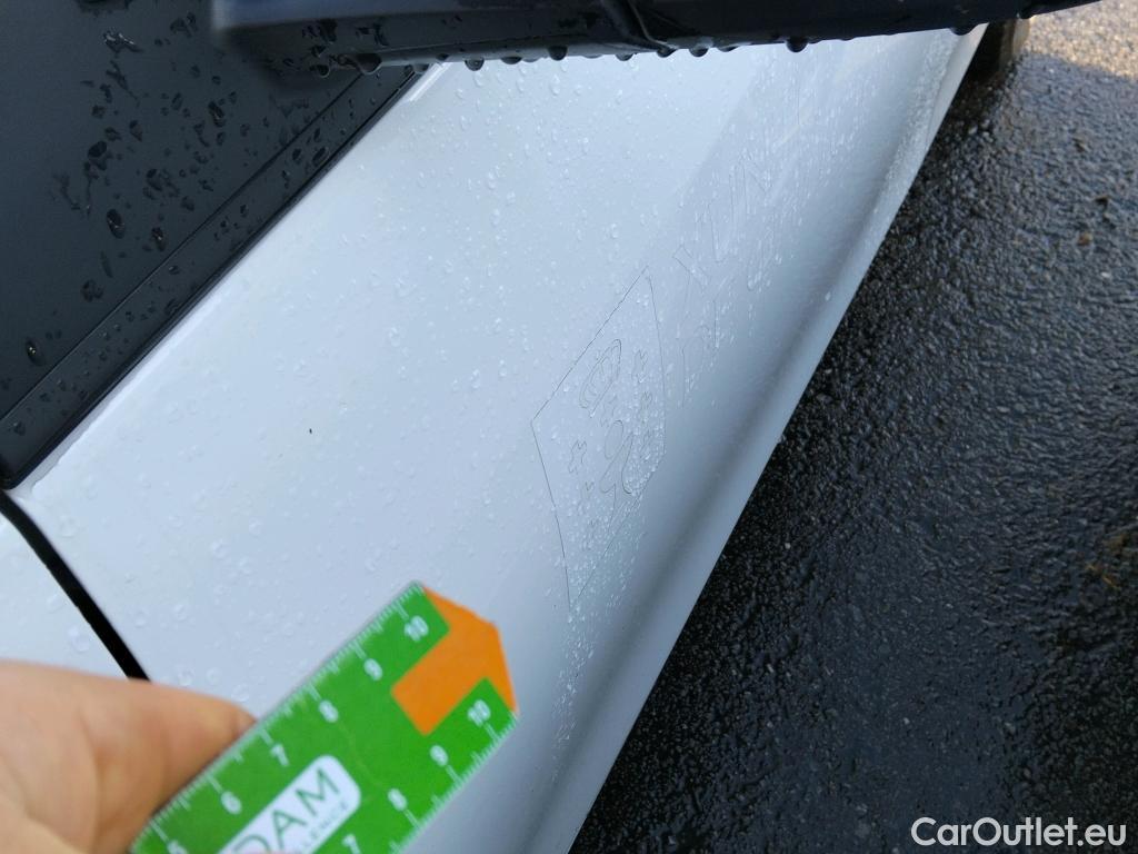  Toyota  Yaris TOYOTA  / 2017 / 5P / berlina con portón 1.5 100H Active #3