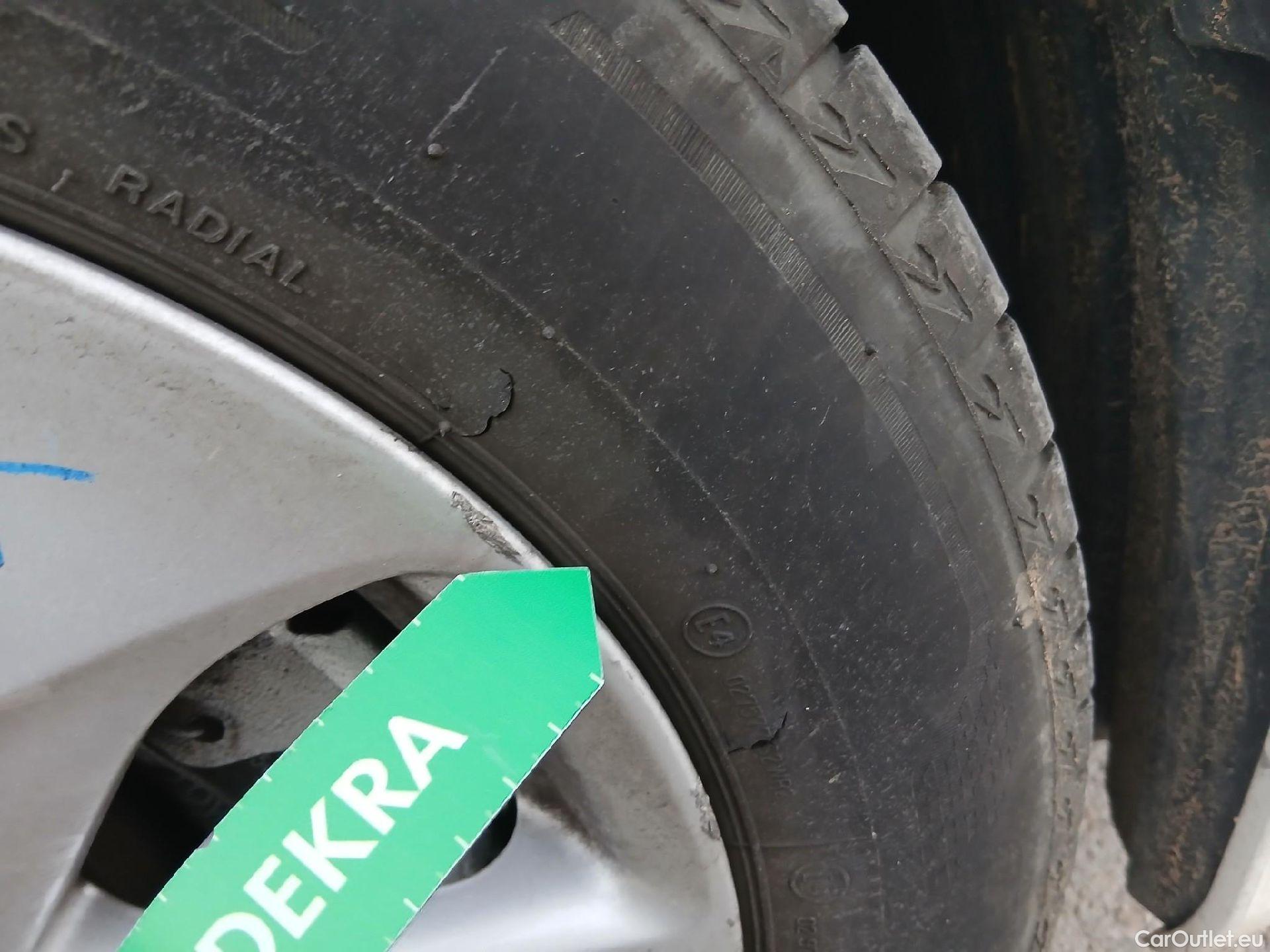  Toyota  Yaris TOYOTA  / 2020 / 5P / berlina con portón 1.5 120H Business Plus #19