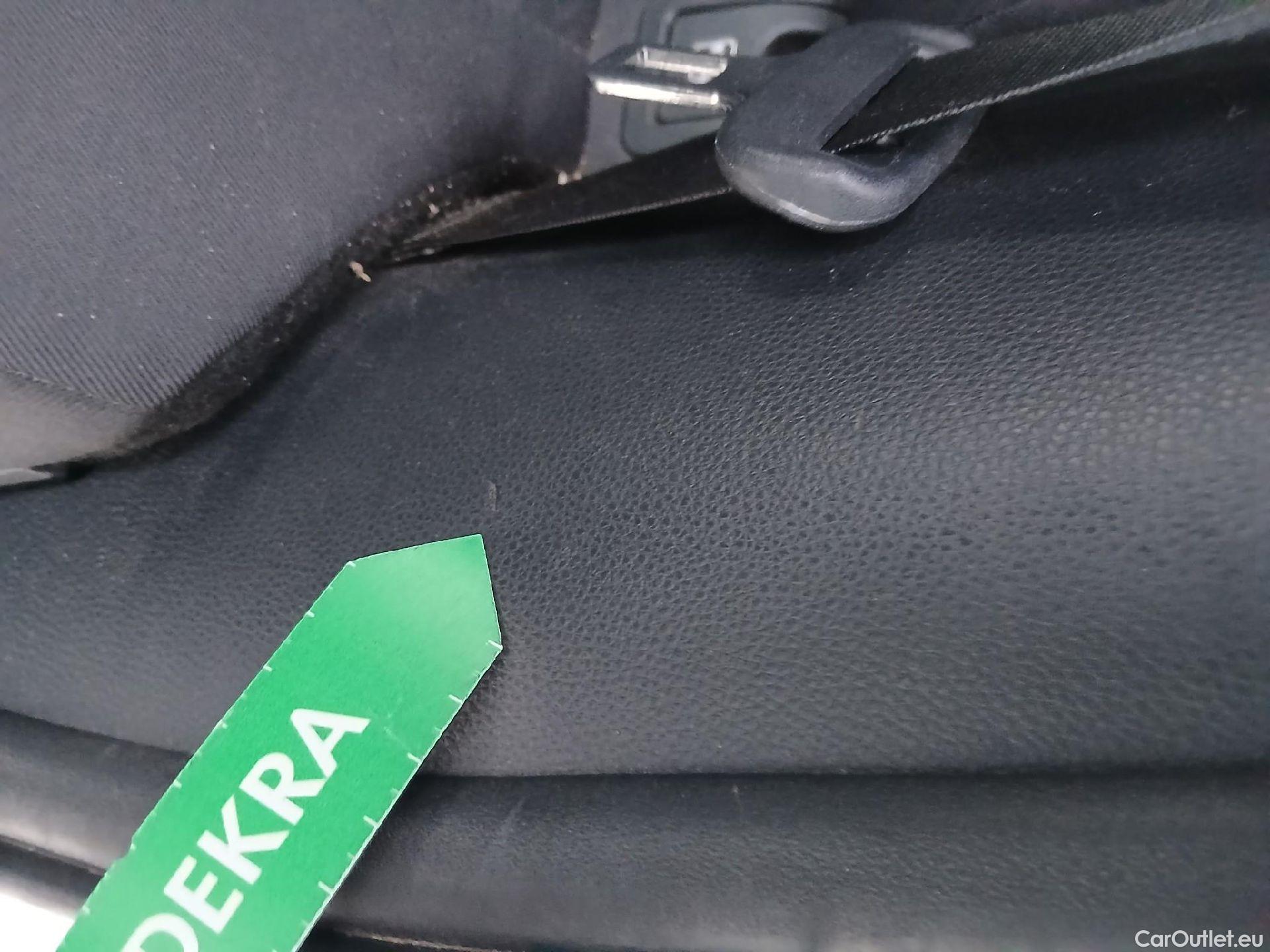  Toyota  Yaris TOYOTA  / 2020 / 5P / berlina con portón 1.5 120H Business Plus #27