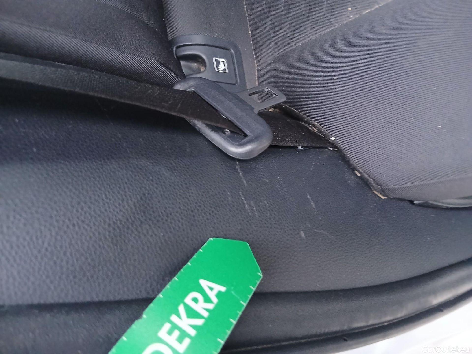  Toyota  Yaris TOYOTA  / 2020 / 5P / berlina con portón 1.5 120H Business Plus #23