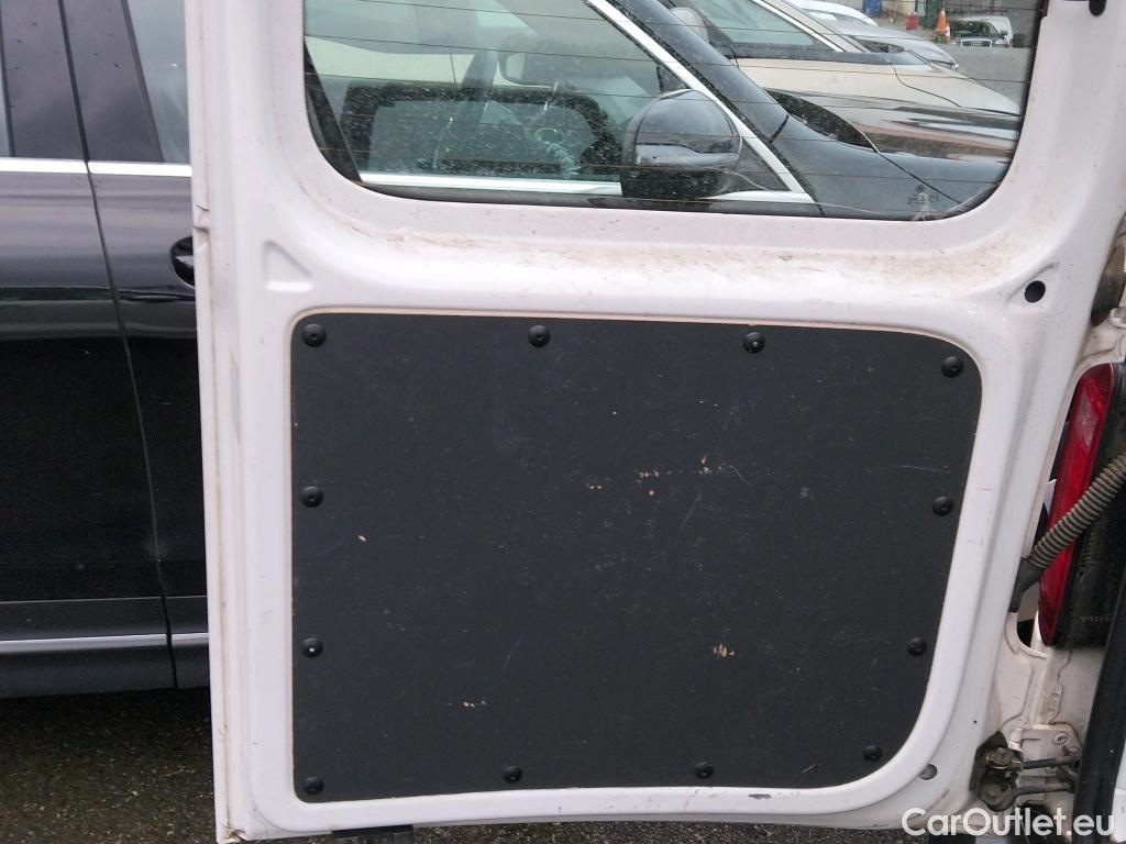  Volkswagen  Caddy VOLKSWAGEN  / 2015 / 4P / furgón derivado de turismo Profesional Furgón 2.0 TDI 75kW BMT (CX) #5