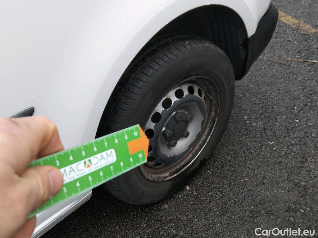  Volkswagen  Caddy VOLKSWAGEN  / 2015 / 4P / furgón derivado de turismo Profesional Furgón 2.0 TDI 75kW BMT (CX) #38