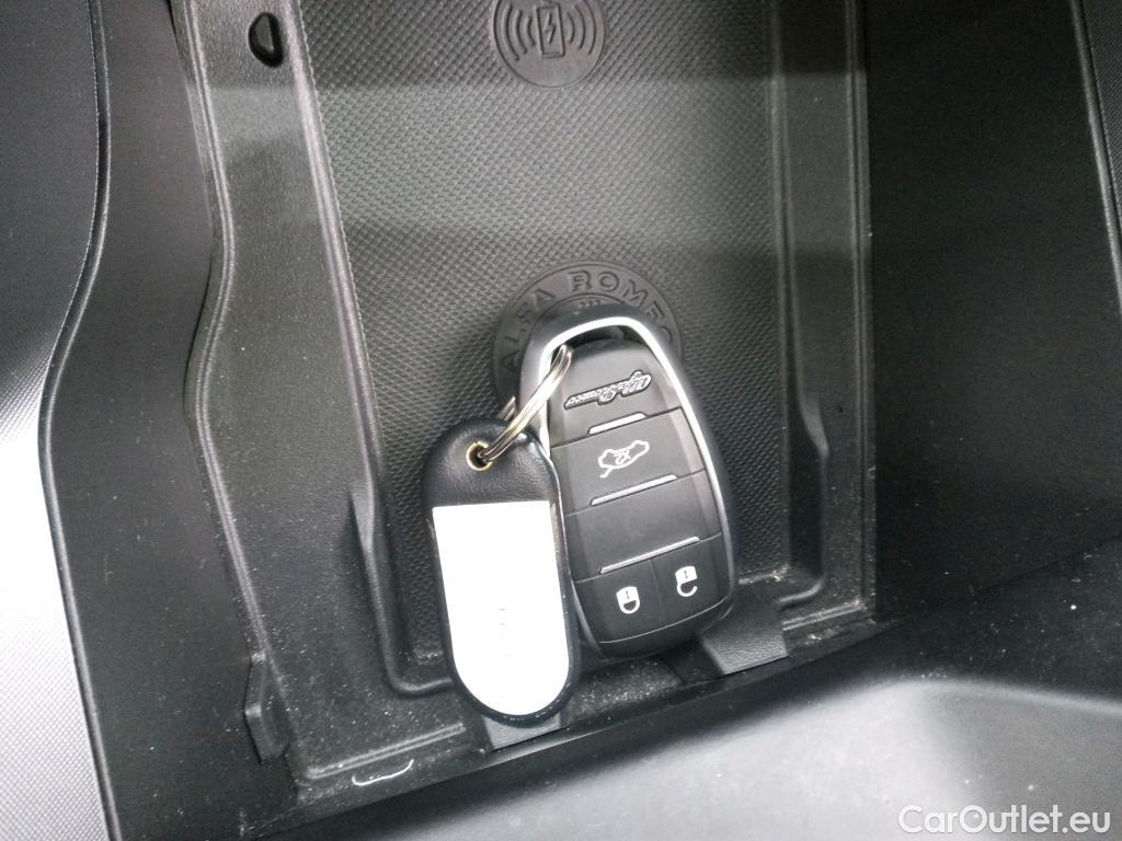  Alfa Romeo  TONALE Alfa Romeo  / 2022 / 5P / todoterreno 1.5 MHEV GASOLINA 130 CV SPRINT FWD #4