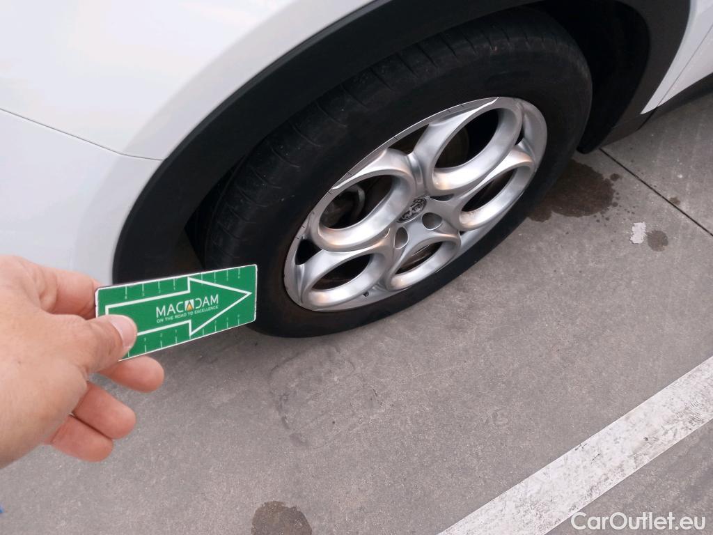  Alfa Romeo  TONALE Alfa Romeo  / 2022 / 5P / todoterreno 1.5 MHEV GASOLINA 130 CV SPRINT FWD #8