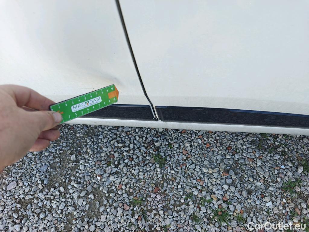  Nissan  Micra NISSAN  / 2017 / 5P / berlina con portón IG-T 68 kW (92 CV) E6D-F N-Design Black #6