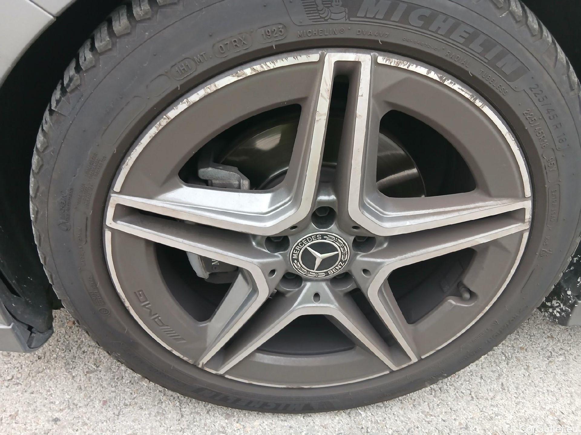  Mercedes  A-Klasse MERCEDES-BENZ Clase A / 2018 / 5P / berlina con portón A 200 #3