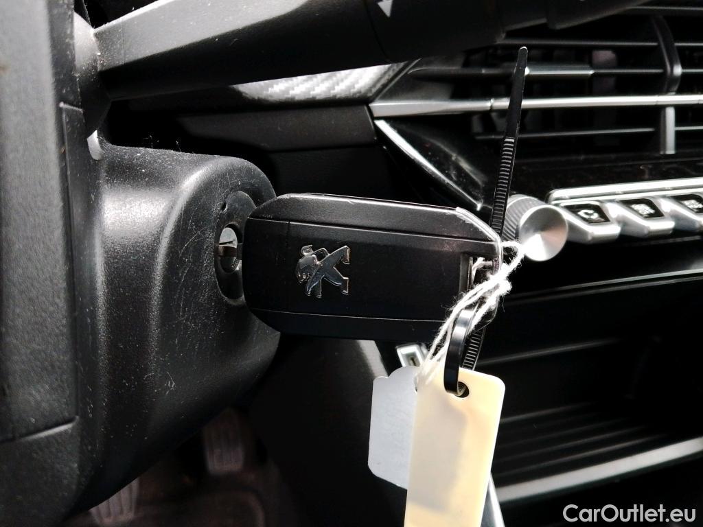  Peugeot  208 PEUGEOT  / 2019 / 5P / berlina con portón BlueHDi 73kW (100CV) Active Pack (AC) #3