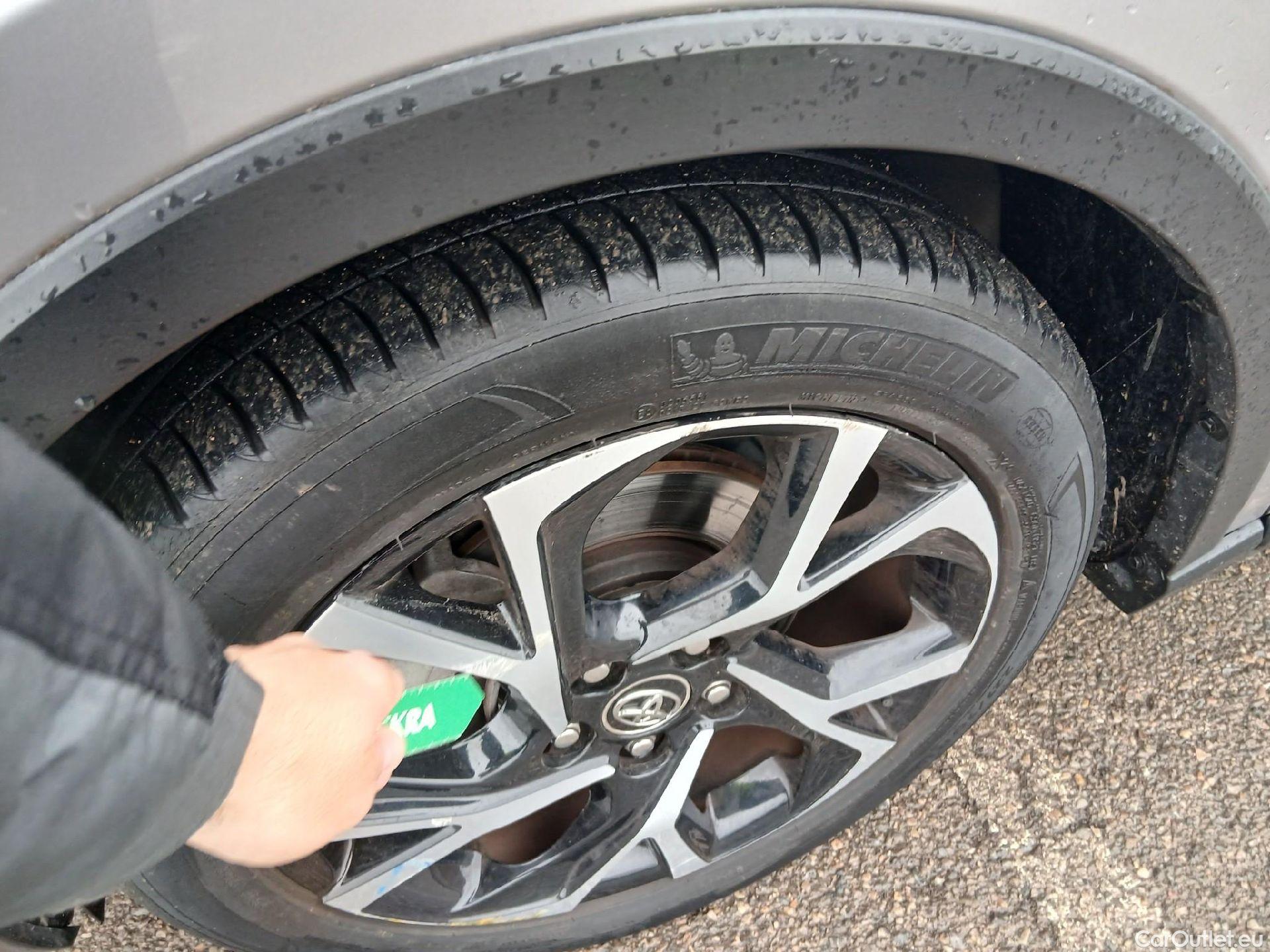  Toyota  C-HR TOYOTA  / 2016 / 5P / todoterreno 1.8 125H Advance (CX) #9