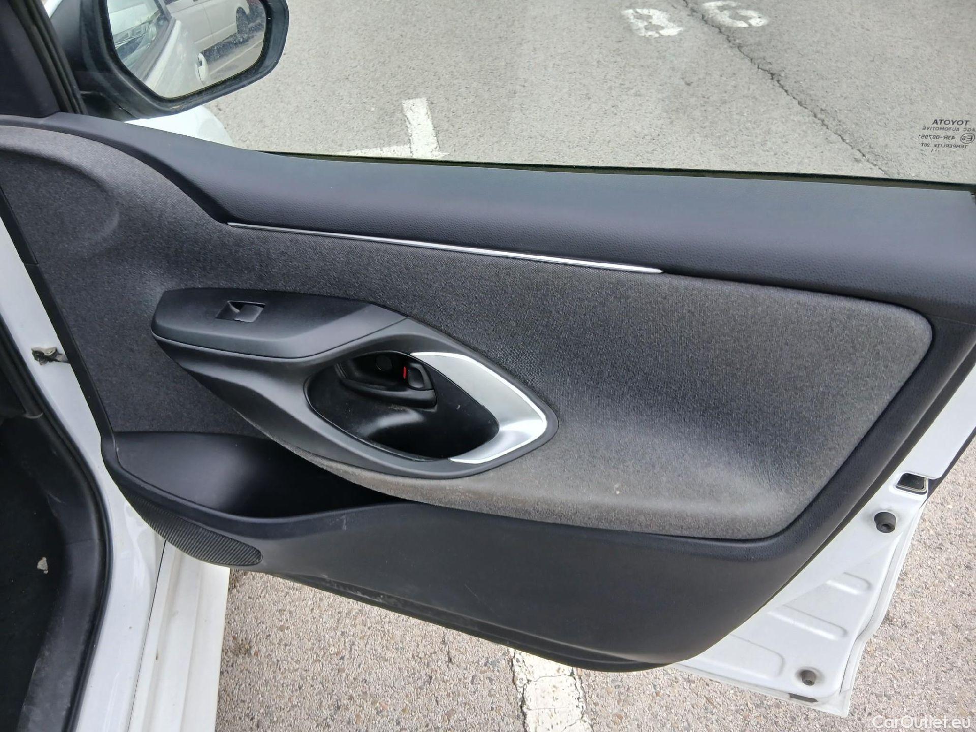  Toyota  Yaris TOYOTA  / 2020 / 5P / berlina con portón 1.5 120H Active Tech #44