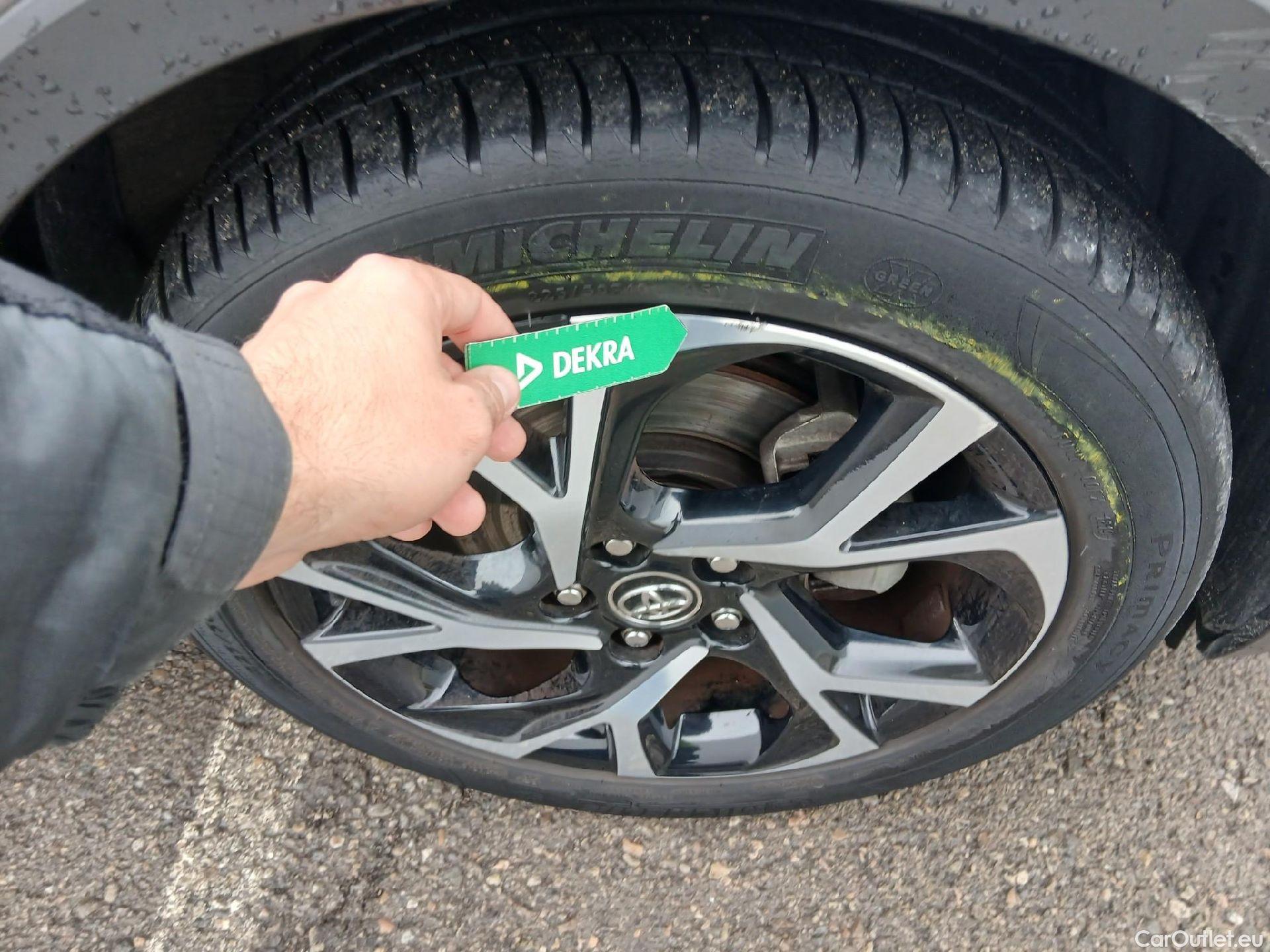  Toyota  C-HR TOYOTA  / 2016 / 5P / todoterreno 1.8 125H Advance (CX) #32