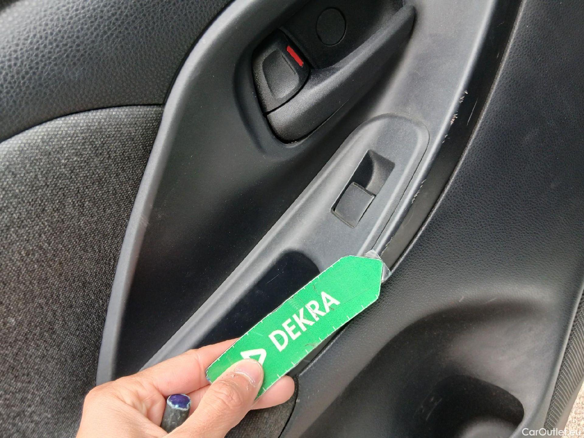  Toyota  Yaris TOYOTA  / 2020 / 5P / berlina con portón 1.5 120H Active Tech #23