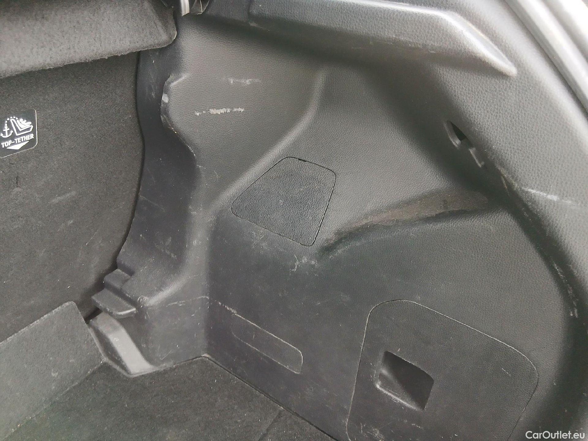  Toyota  Yaris TOYOTA  / 2020 / 5P / berlina con portón 1.5 120H Active Tech #35