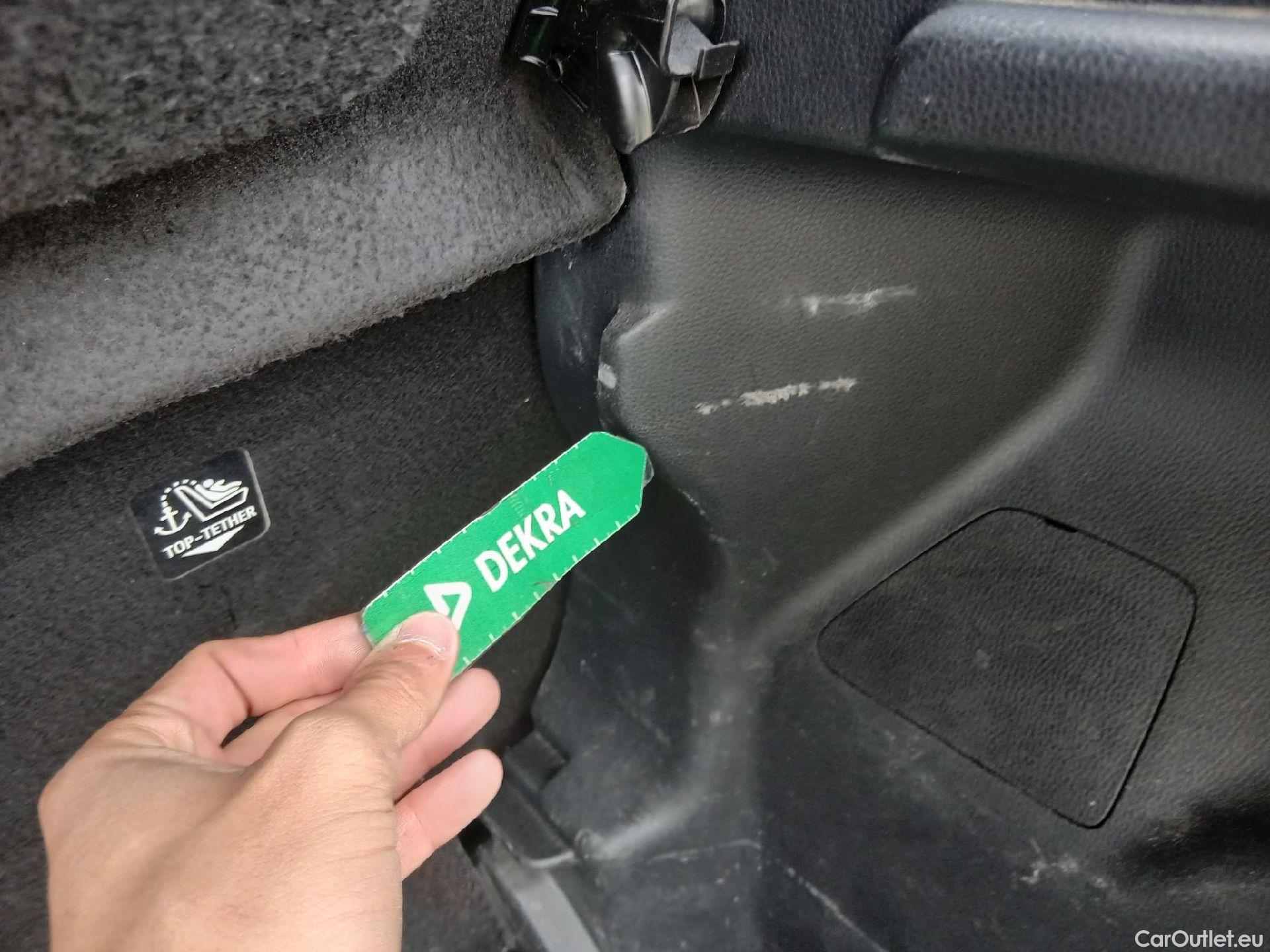  Toyota  Yaris TOYOTA  / 2020 / 5P / berlina con portón 1.5 120H Active Tech #36