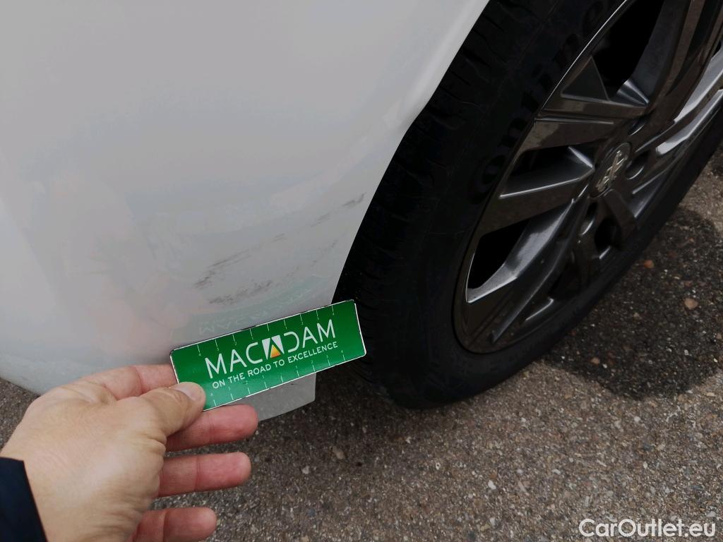  Peugeot  208 PEUGEOT  / 2019 / 5P / berlina con portón BlueHDi 73kW (100CV) Active Pack (AC) #21