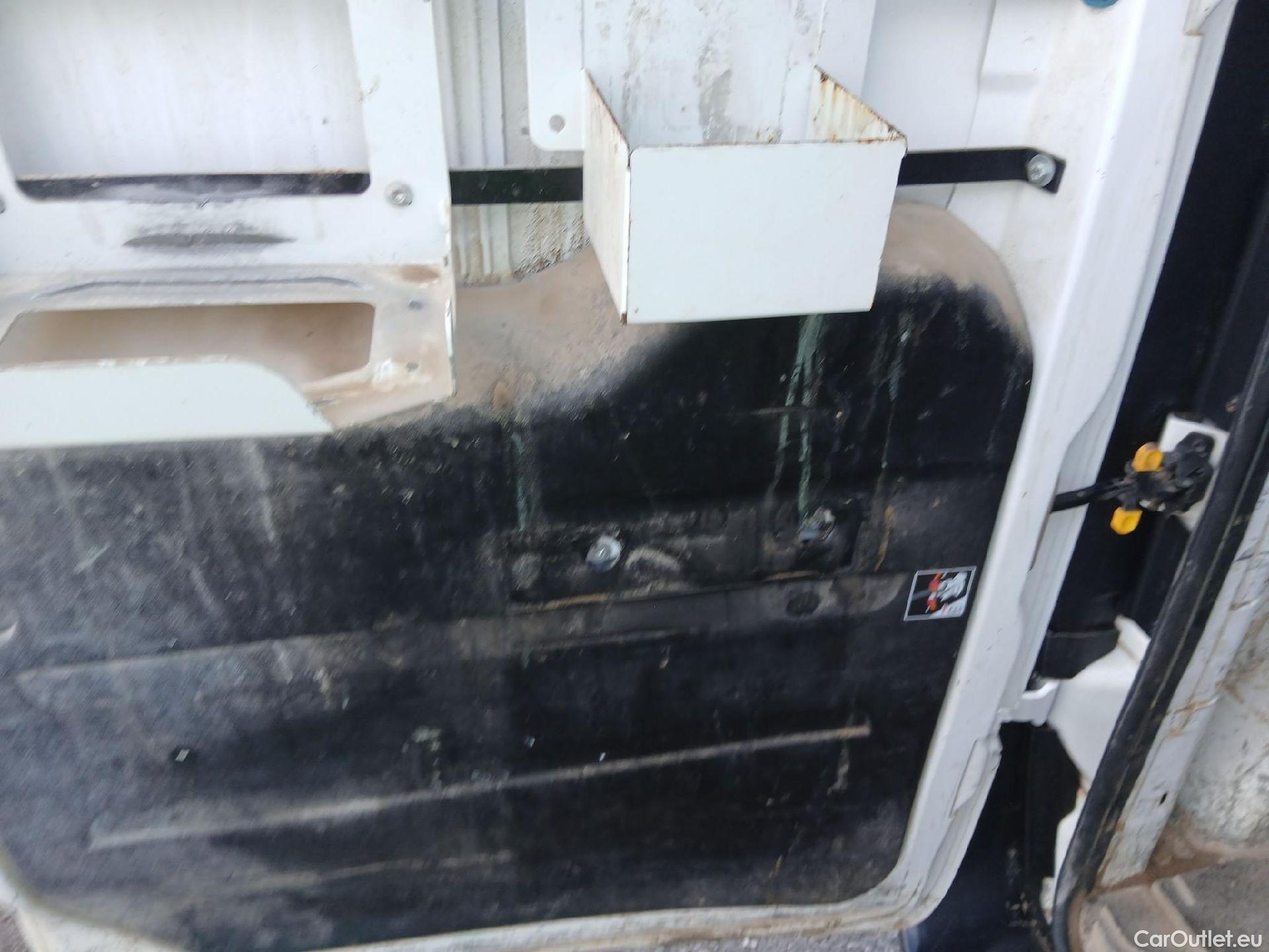  Fiat  Doblo FIAT Doblò Cargo/2015/4P/furgón derivado de turismo Cargo Maxi SX 1.6 Mjet 77kW (105CV) #32