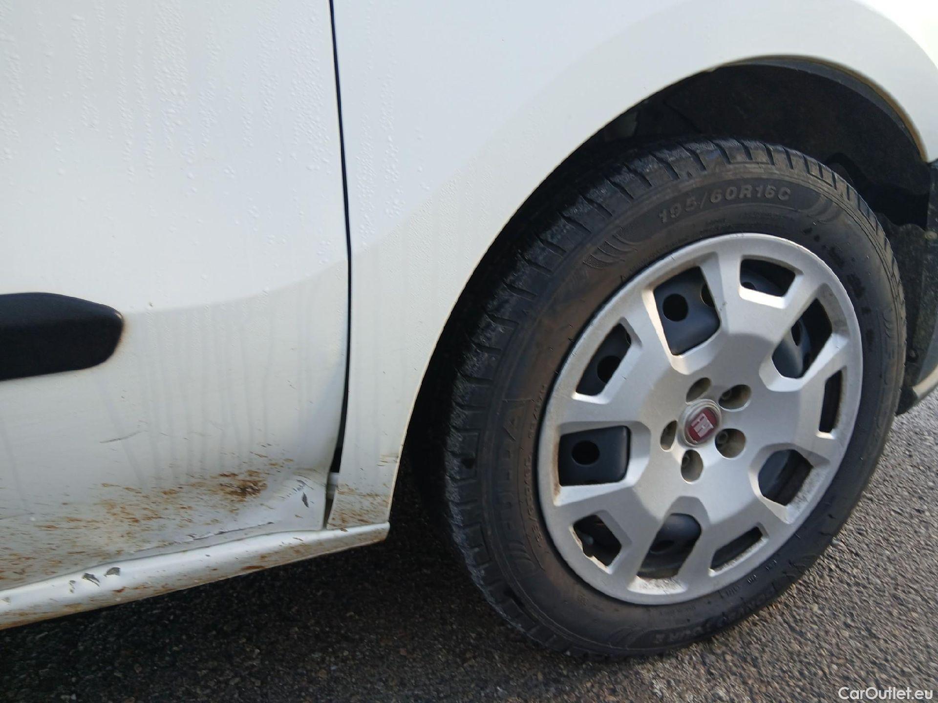  Fiat  Doblo FIAT Doblò Cargo/2015/4P/furgón derivado de turismo Cargo Maxi SX 1.6 Mjet 77kW (105CV) #28