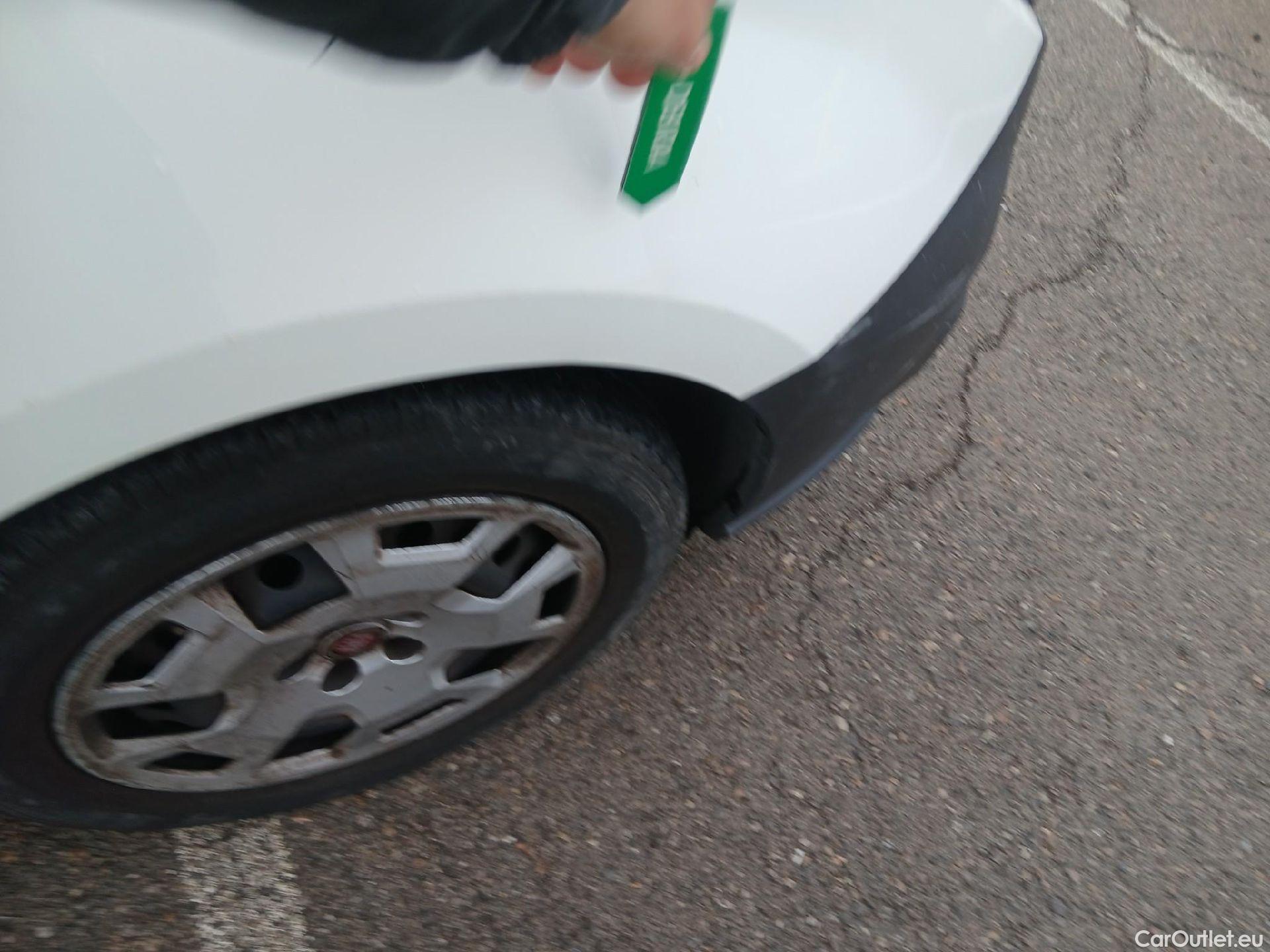  Fiat  Doblo FIAT Doblò Cargo/2015/4P/furgón derivado de turismo Cargo XL Base Plus 1.6 Mjet 78kW (105CV) #41