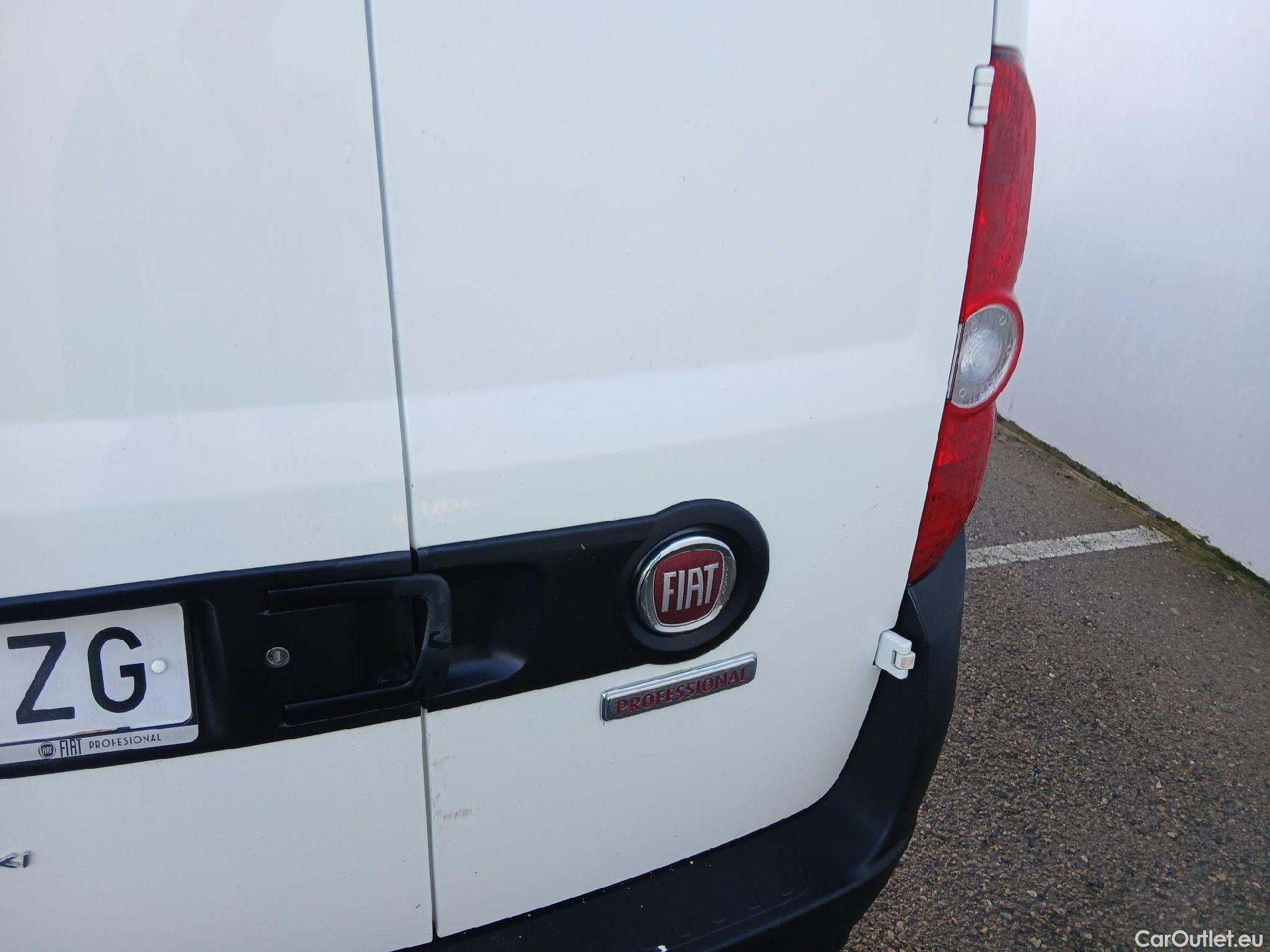  Fiat  Doblo FIAT Doblò Cargo/2015/4P/furgón derivado de turismo Cargo Maxi SX 1.6 Mjet 77kW (105CV) #18