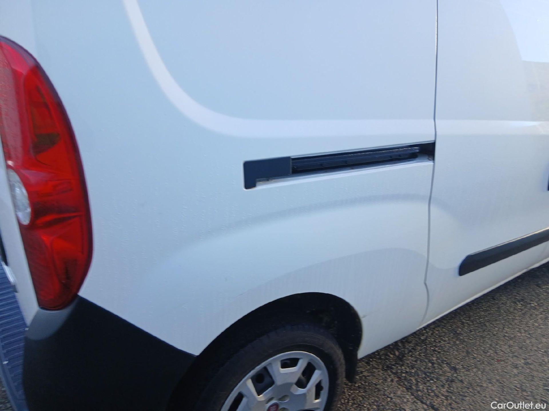  Fiat  Doblo FIAT Doblò Cargo/2015/4P/furgón derivado de turismo Cargo Maxi SX 1.6 Mjet 77kW (105CV) #20