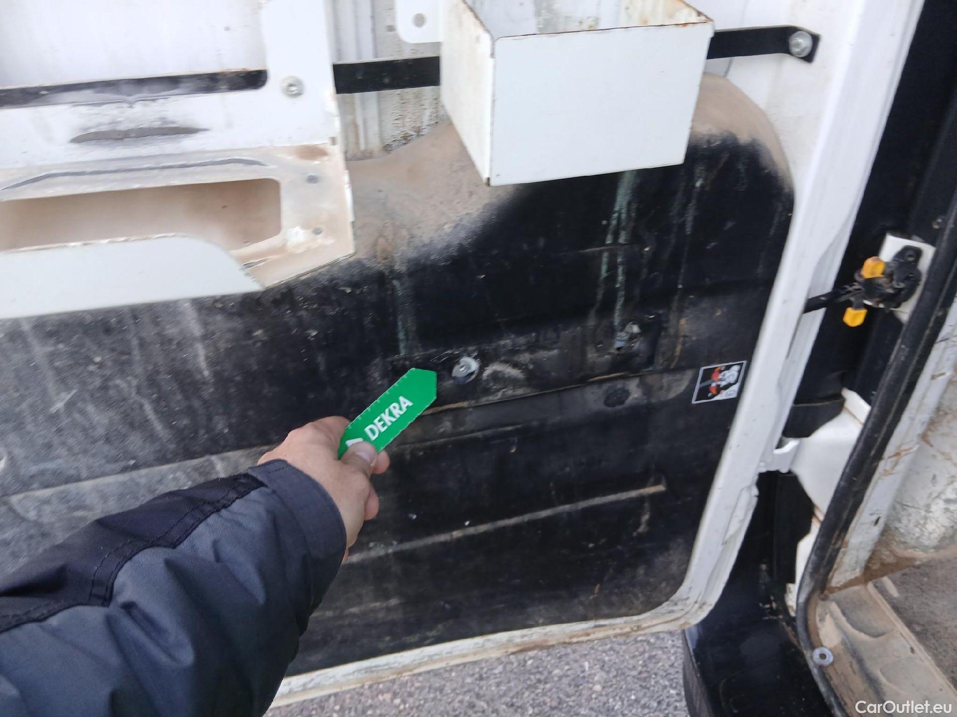  Fiat  Doblo FIAT Doblò Cargo/2015/4P/furgón derivado de turismo Cargo Maxi SX 1.6 Mjet 77kW (105CV) #31