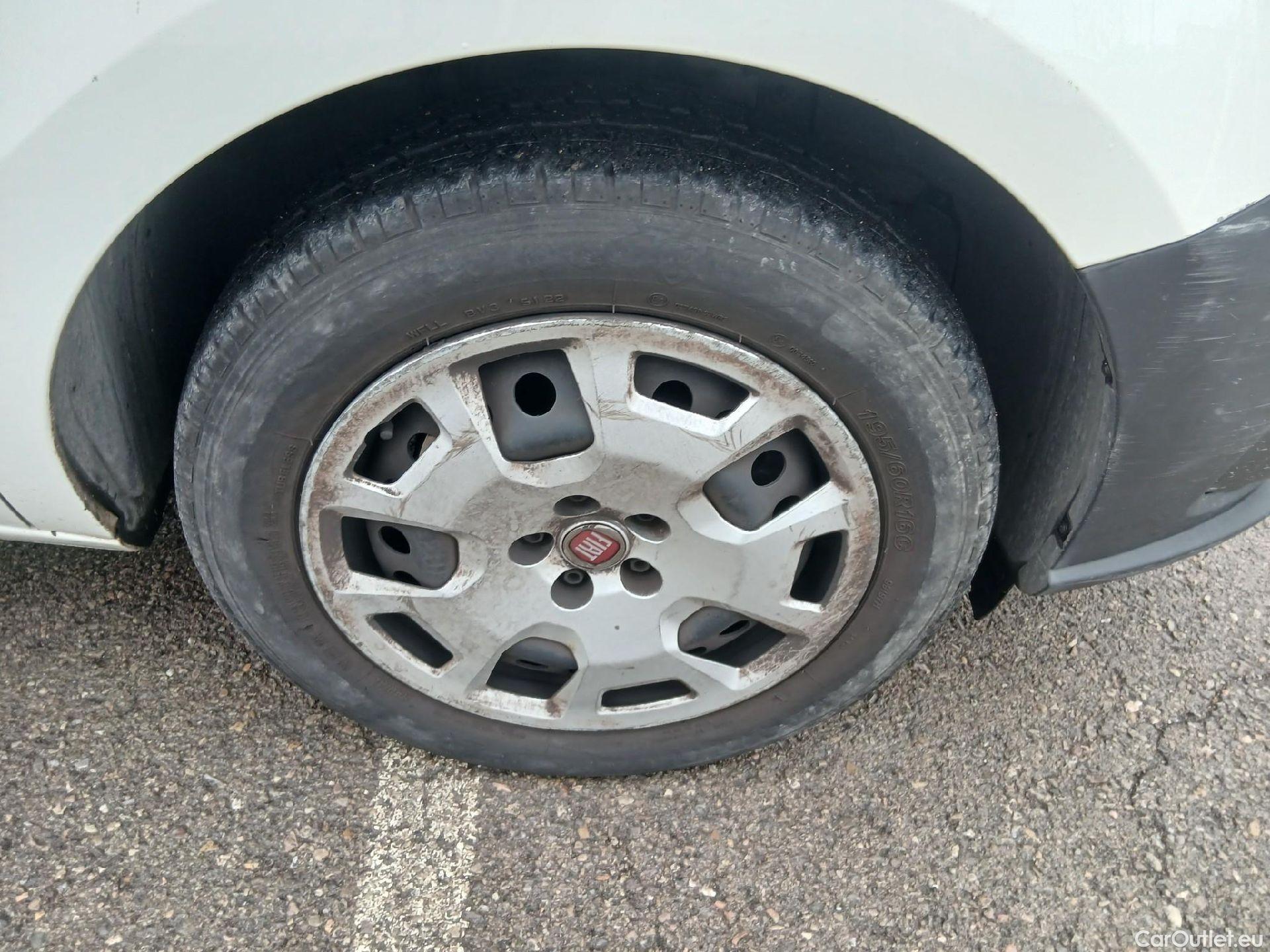  Fiat  Doblo FIAT Doblò Cargo/2015/4P/furgón derivado de turismo Cargo XL Base Plus 1.6 Mjet 78kW (105CV) #11