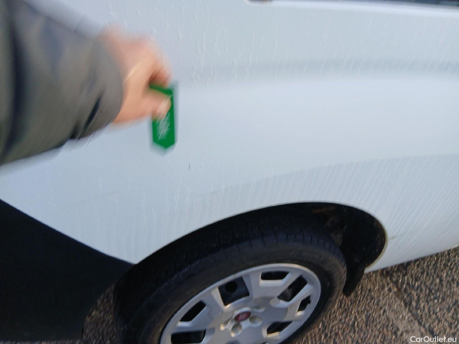  Fiat  Doblo FIAT Doblò Cargo/2015/4P/furgón derivado de turismo Cargo Maxi SX 1.6 Mjet 77kW (105CV) #19