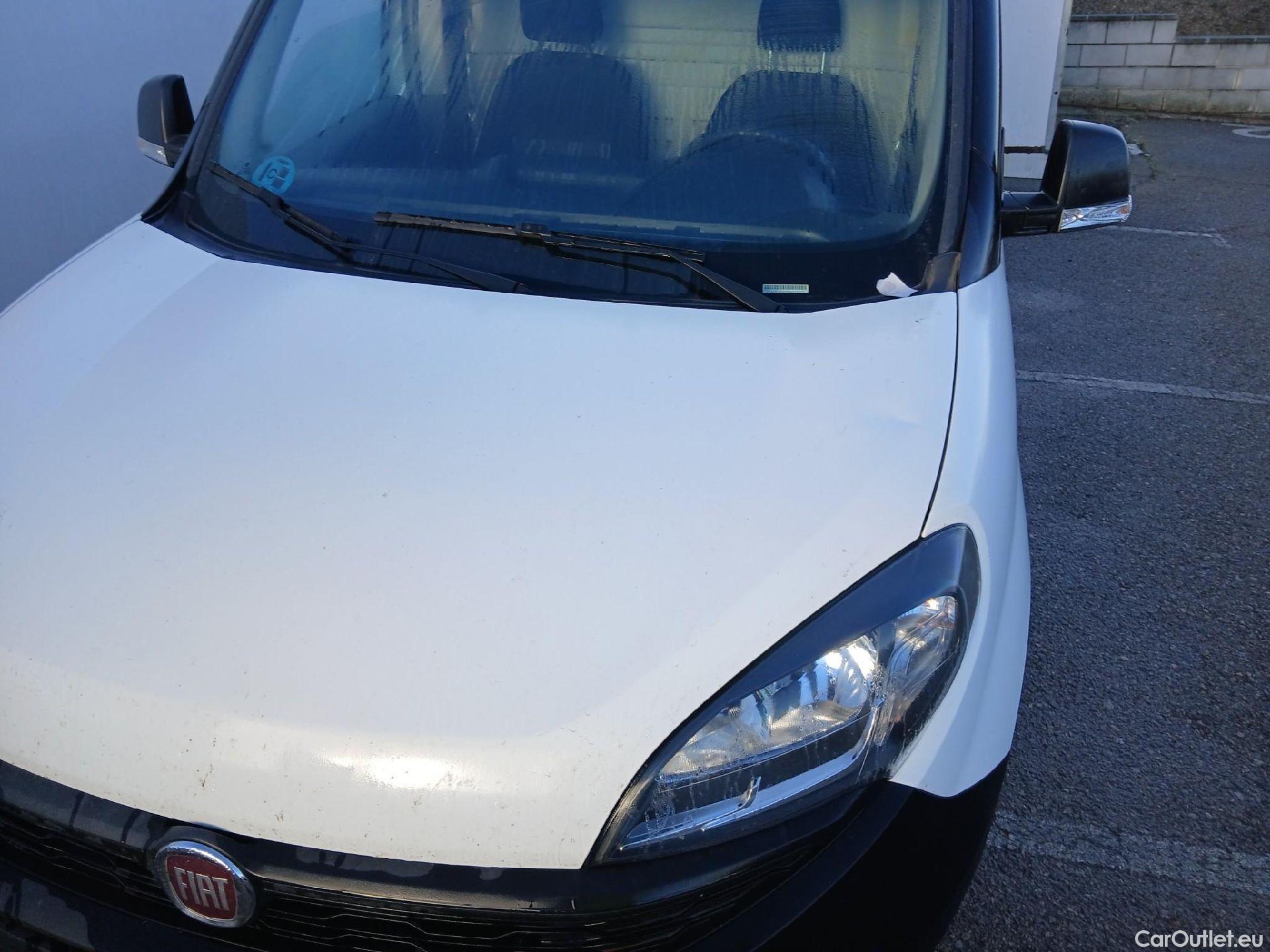  Fiat  Doblo FIAT Doblò Cargo/2015/4P/furgón derivado de turismo Cargo Maxi SX 1.6 Mjet 77kW (105CV) #1