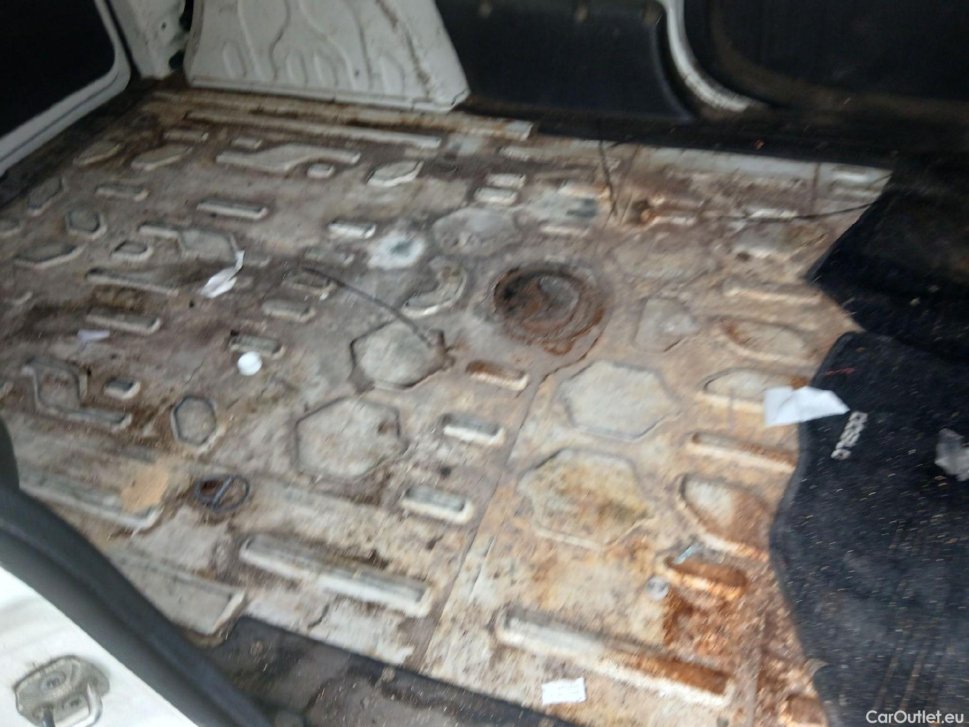  Fiat  Doblo FIAT Doblò Cargo/2015/4P/furgón derivado de turismo Cargo XL Base Plus 1.6 Mjet 78kW (105CV) #44