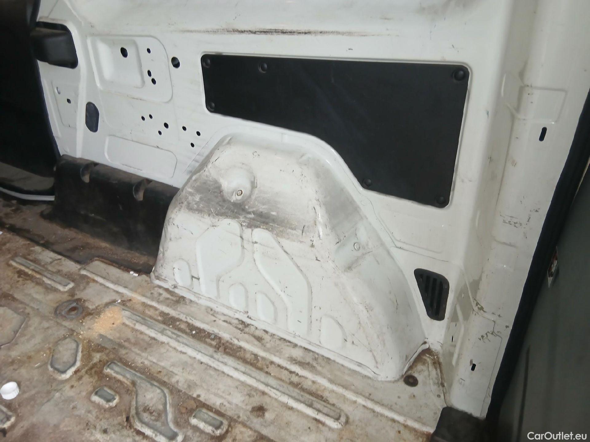  Fiat  Doblo FIAT Doblò Cargo/2015/4P/furgón derivado de turismo Cargo XL Base Plus 1.6 Mjet 78kW (105CV) #48