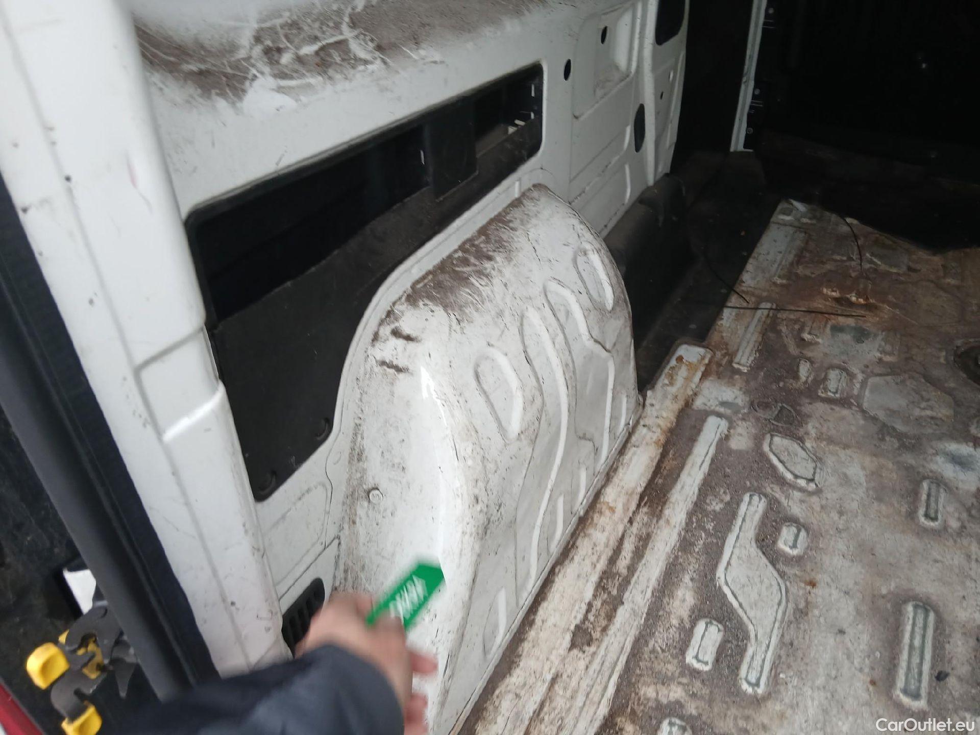  Fiat  Doblo FIAT Doblò Cargo/2015/4P/furgón derivado de turismo Cargo XL Base Plus 1.6 Mjet 78kW (105CV) #47