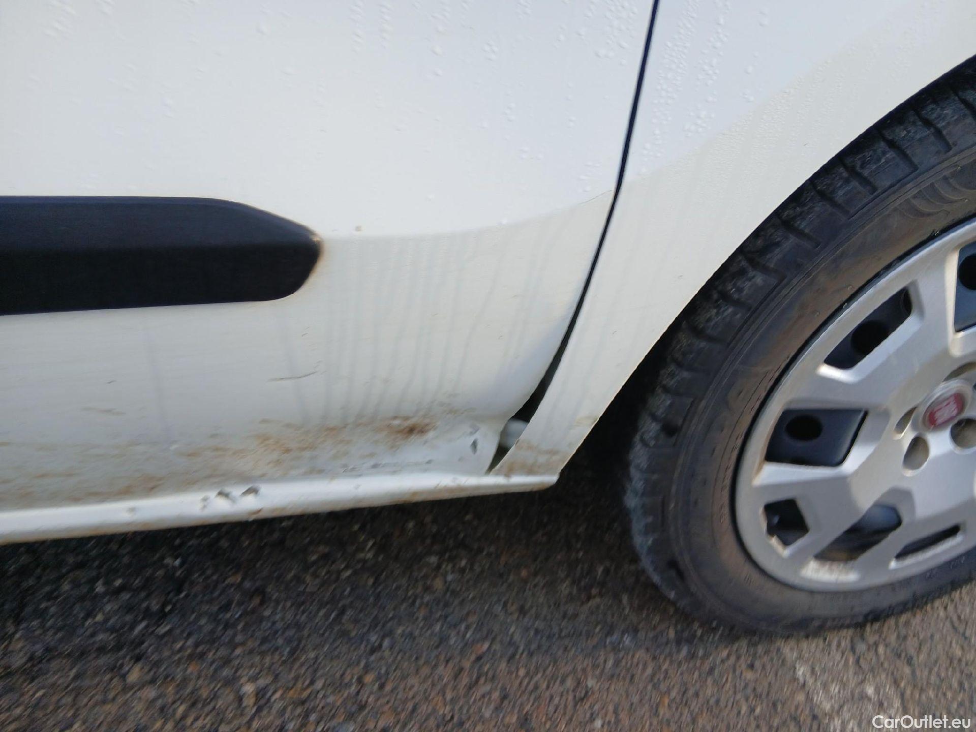  Fiat  Doblo FIAT Doblò Cargo/2015/4P/furgón derivado de turismo Cargo Maxi SX 1.6 Mjet 77kW (105CV) #24