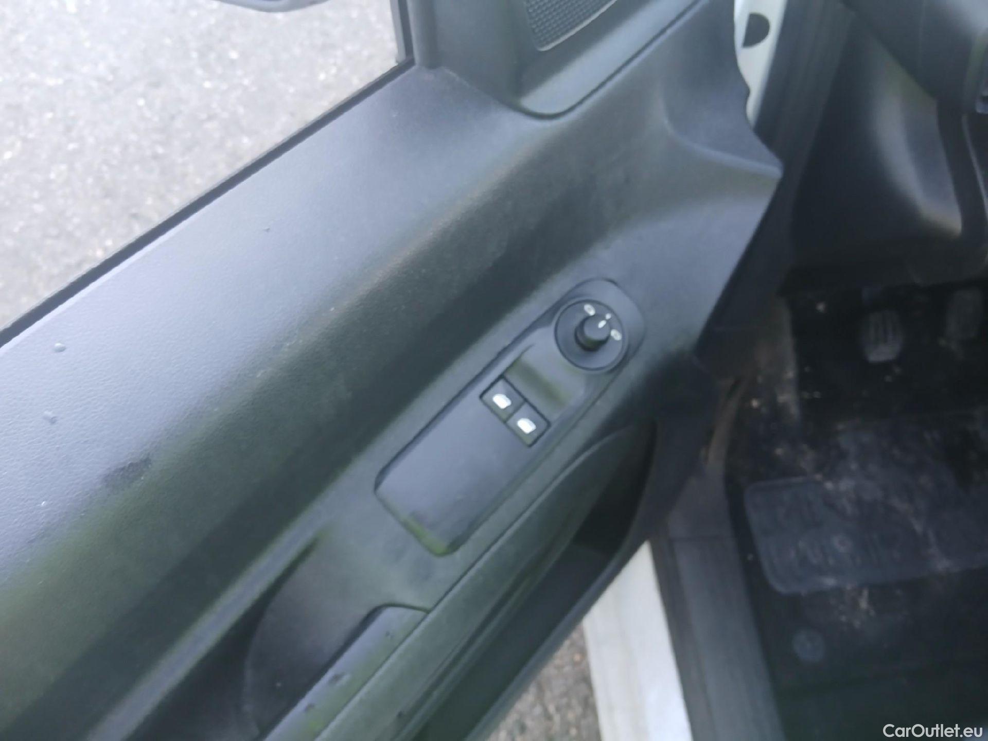  Citroen  Berlingo CITROEN  / 2018 / 4P / combi Talla M BlueHDi 100 S&S LIVE (IND) #33