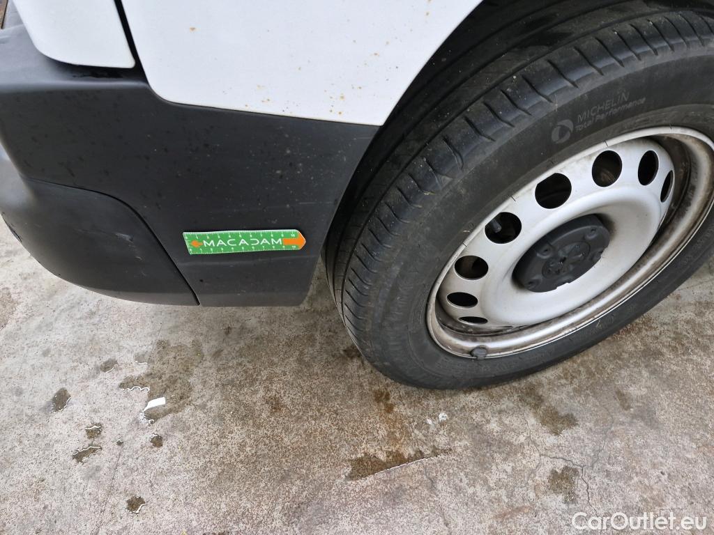  Peugeot  Partner PEUGEOT  / 2018 / 4P / Fourgonnette BHDI 100 S&S STANDARD 1000KG PREMIUM #41