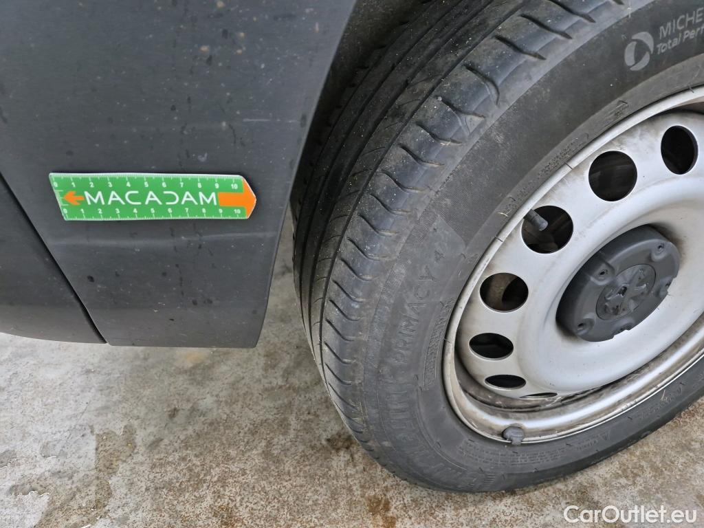  Peugeot  Partner PEUGEOT  / 2018 / 4P / Fourgonnette BHDI 100 S&S STANDARD 1000KG PREMIUM #42