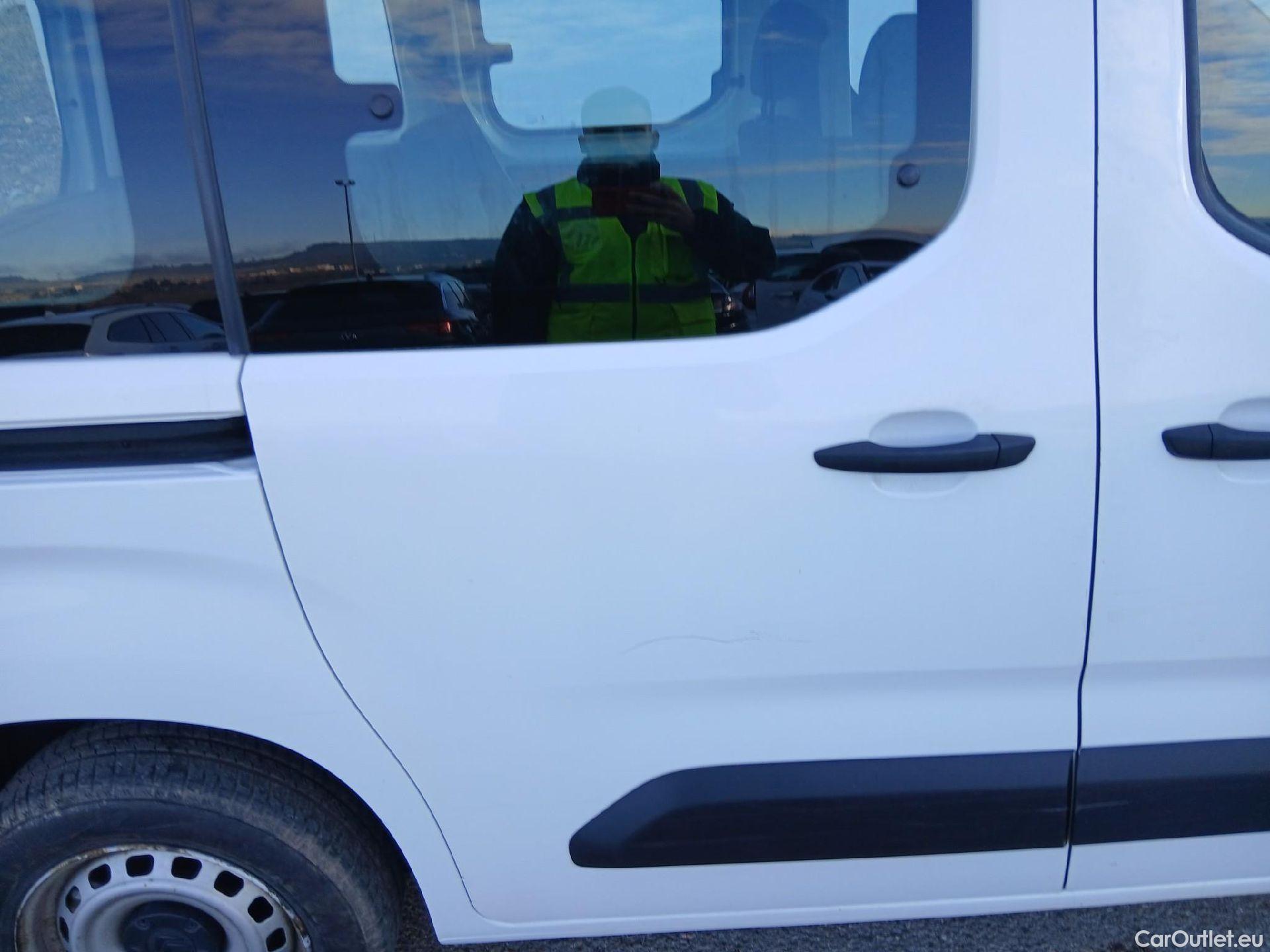  Citroen  Berlingo CITROEN  / 2018 / 4P / combi Talla M BlueHDi 100 LIVE (AC) #13