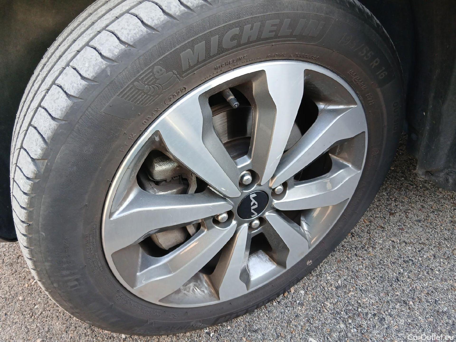  KIA  STONIC KIA  / 2017 / 5P / todoterreno 1.0 T-GDi 74kW (100CV) MHEV iMT Concept #8