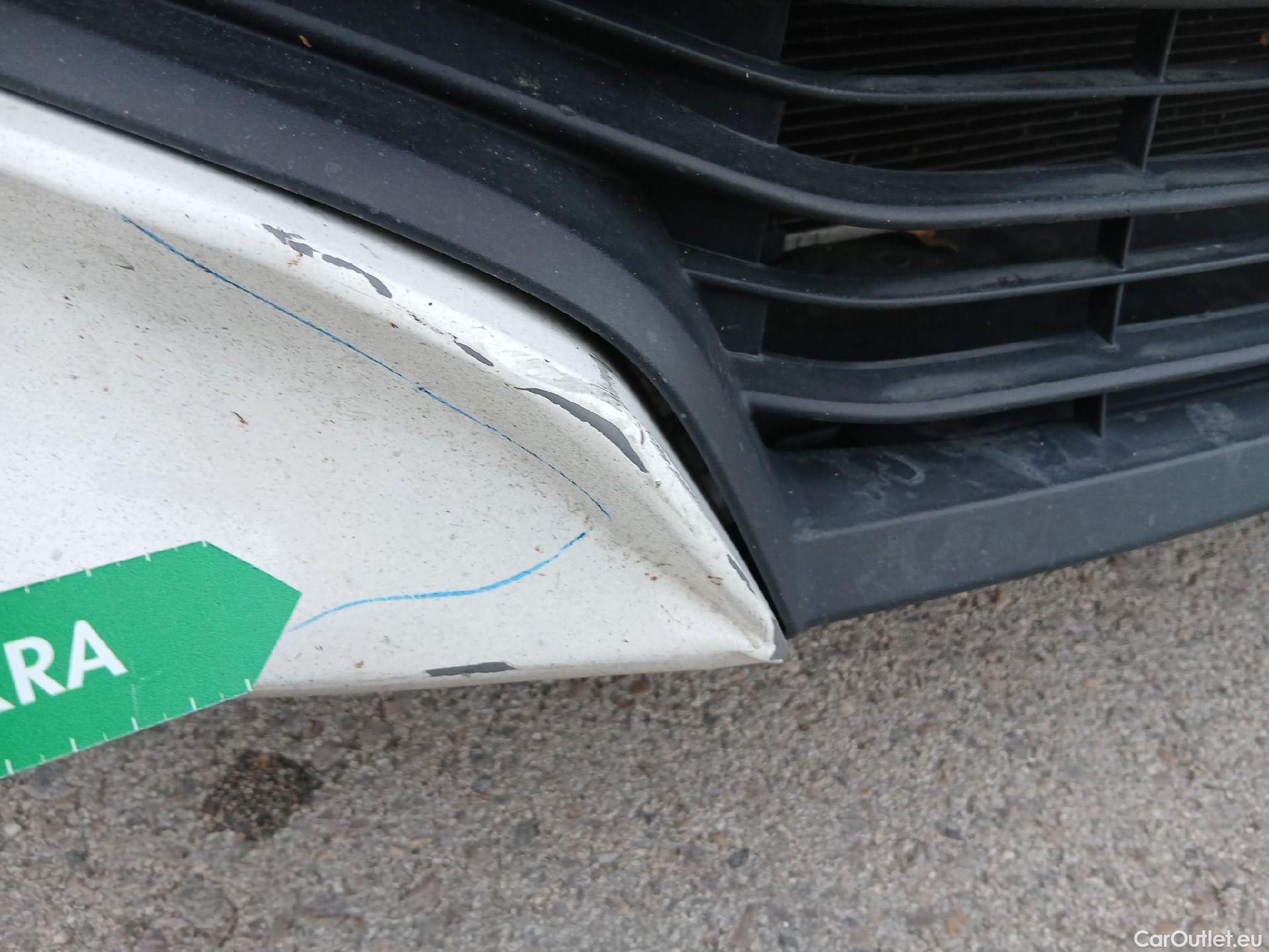  Toyota  Yaris TOYOTA  / 2020 / 5P / berlina con portón 1.5 120H Business Plus #2