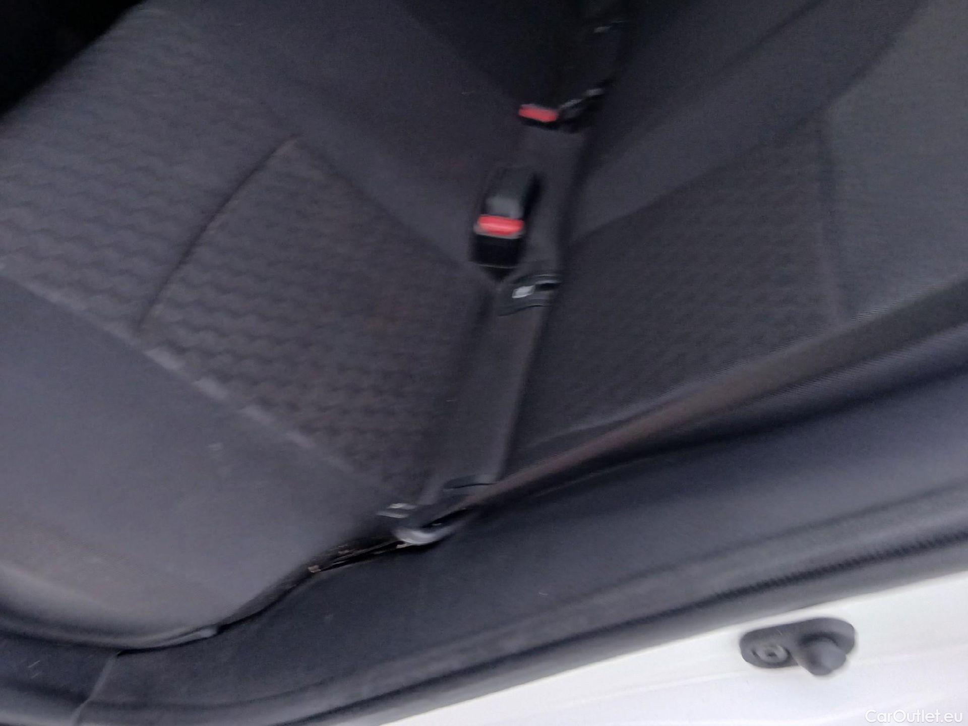  Toyota  Yaris TOYOTA  / 2020 / 5P / berlina con portón 1.5 120H Business Plus #26