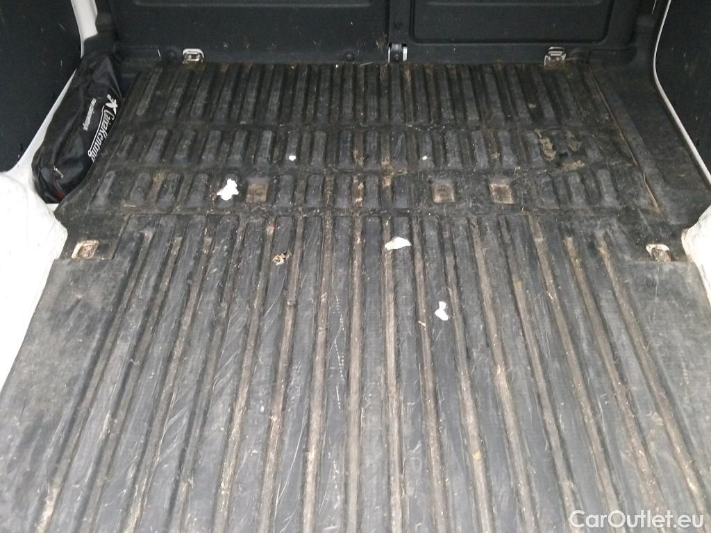  Volkswagen  Caddy VOLKSWAGEN  / 2015 / 4P / furgón derivado de turismo Profesional Furgón 2.0 TDI 75kW BMT (CX) #43