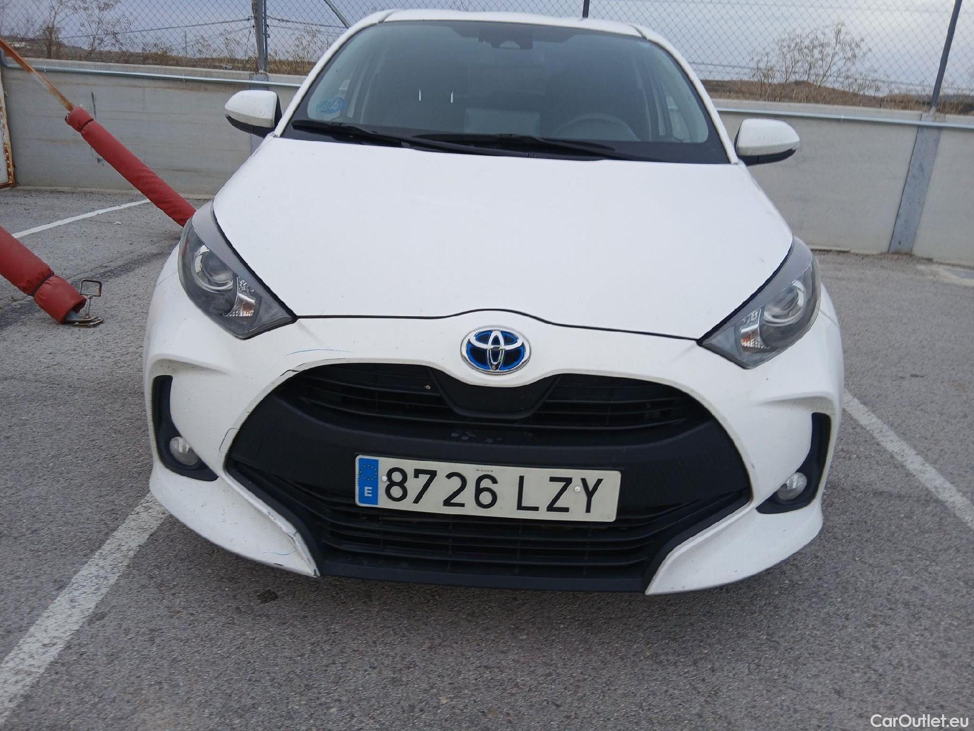  Toyota  Yaris TOYOTA  / 2020 / 5P / berlina con portón 1.5 120H Business Plus #3