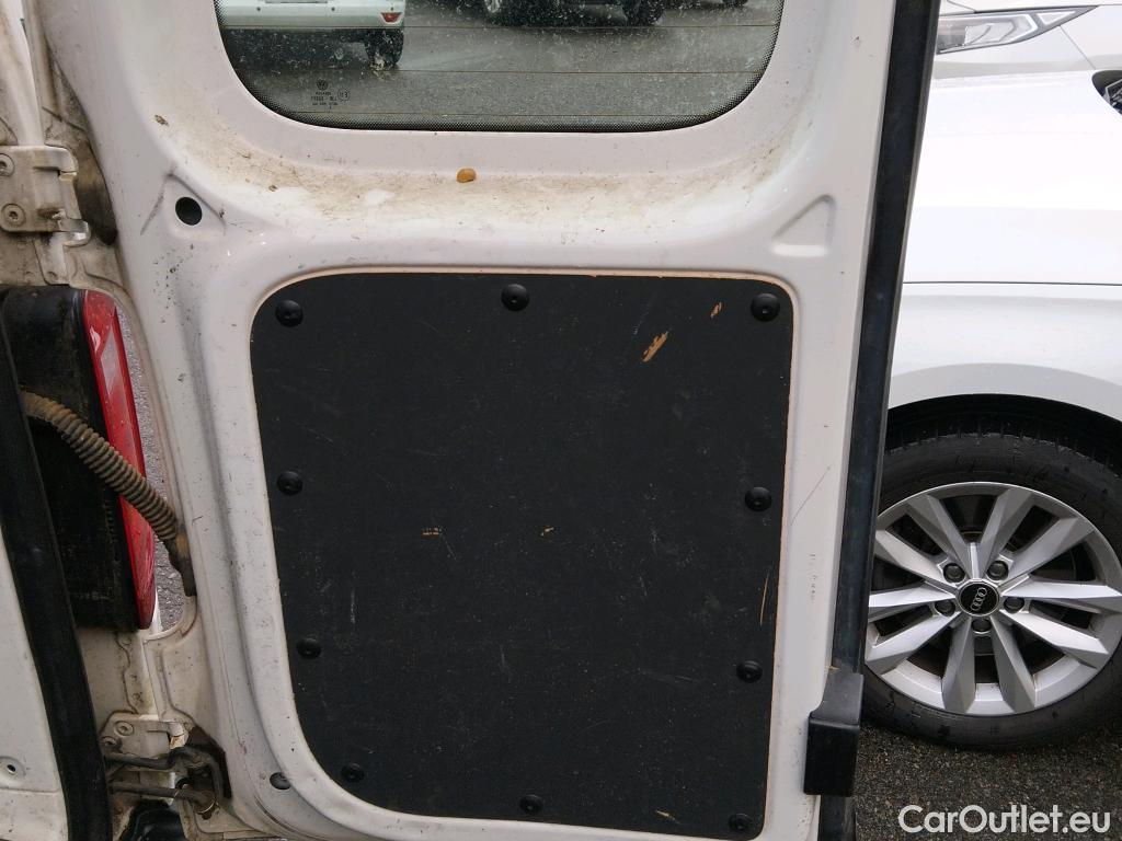  Volkswagen  Caddy VOLKSWAGEN  / 2015 / 4P / furgón derivado de turismo Profesional Furgón 2.0 TDI 75kW BMT (CX) #4