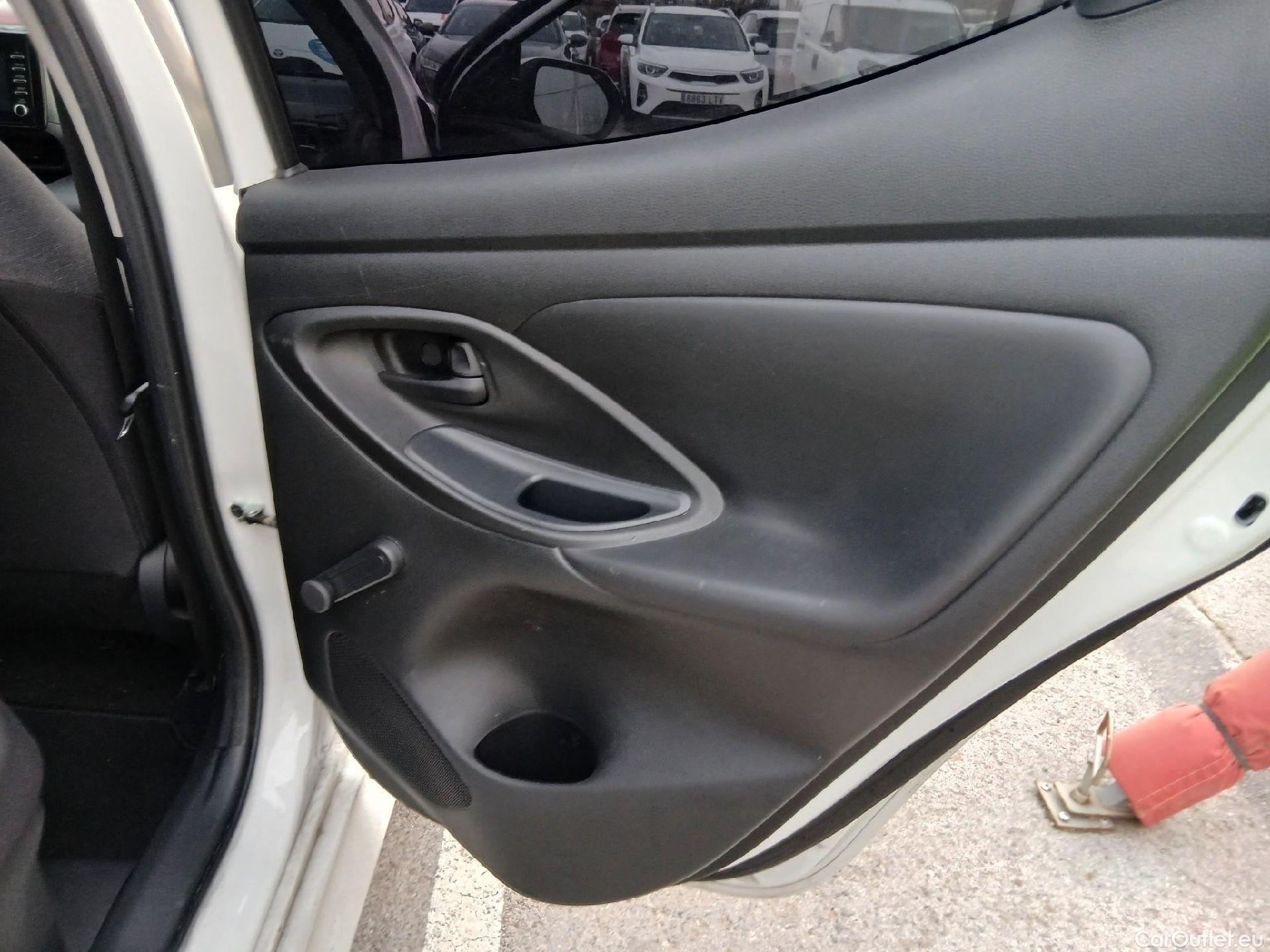  Toyota  Yaris TOYOTA  / 2020 / 5P / berlina con portón 1.5 120H Business Plus #21