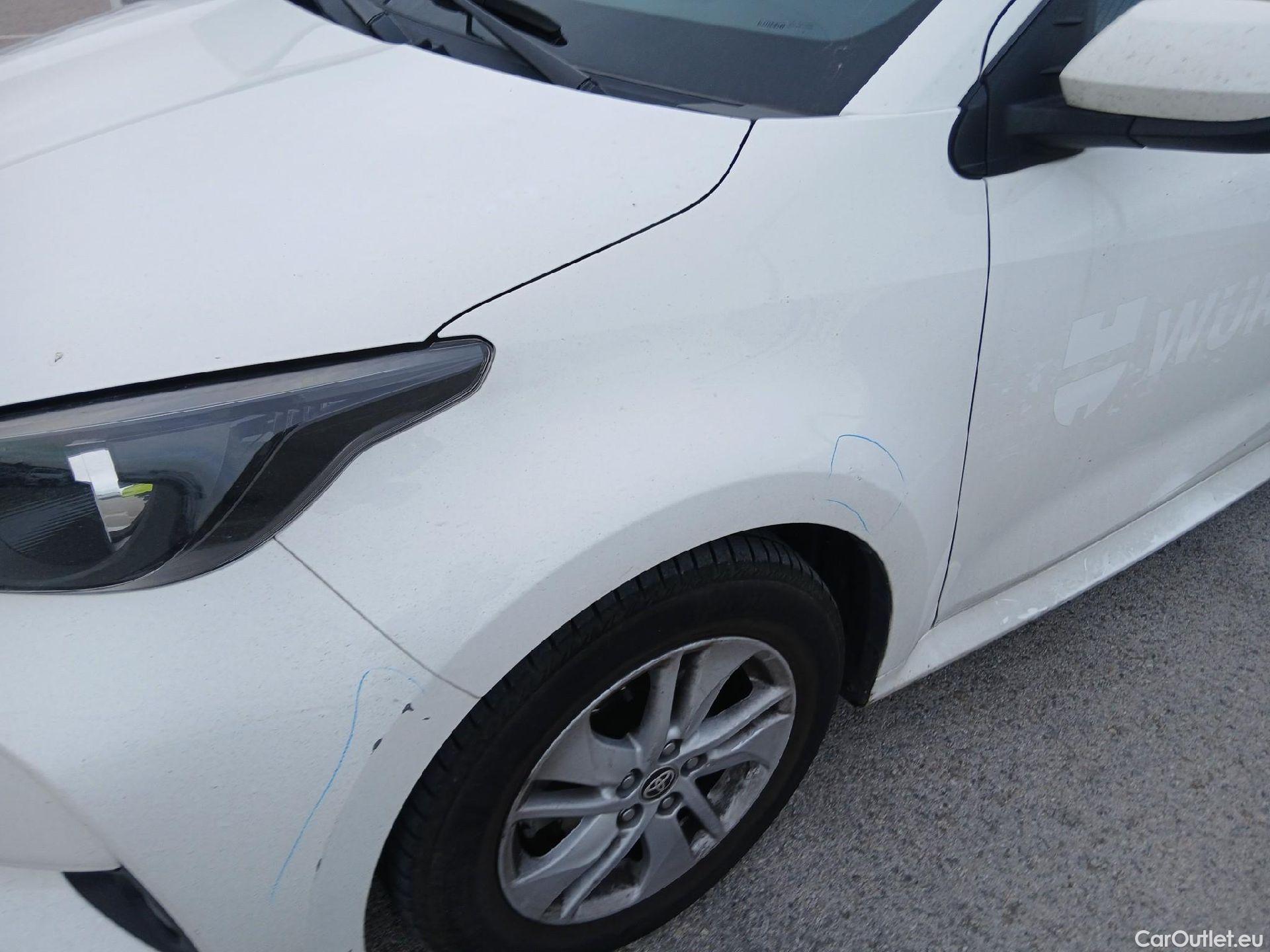  Toyota  Yaris TOYOTA  / 2020 / 5P / berlina con portón 1.5 120H Business Plus #5