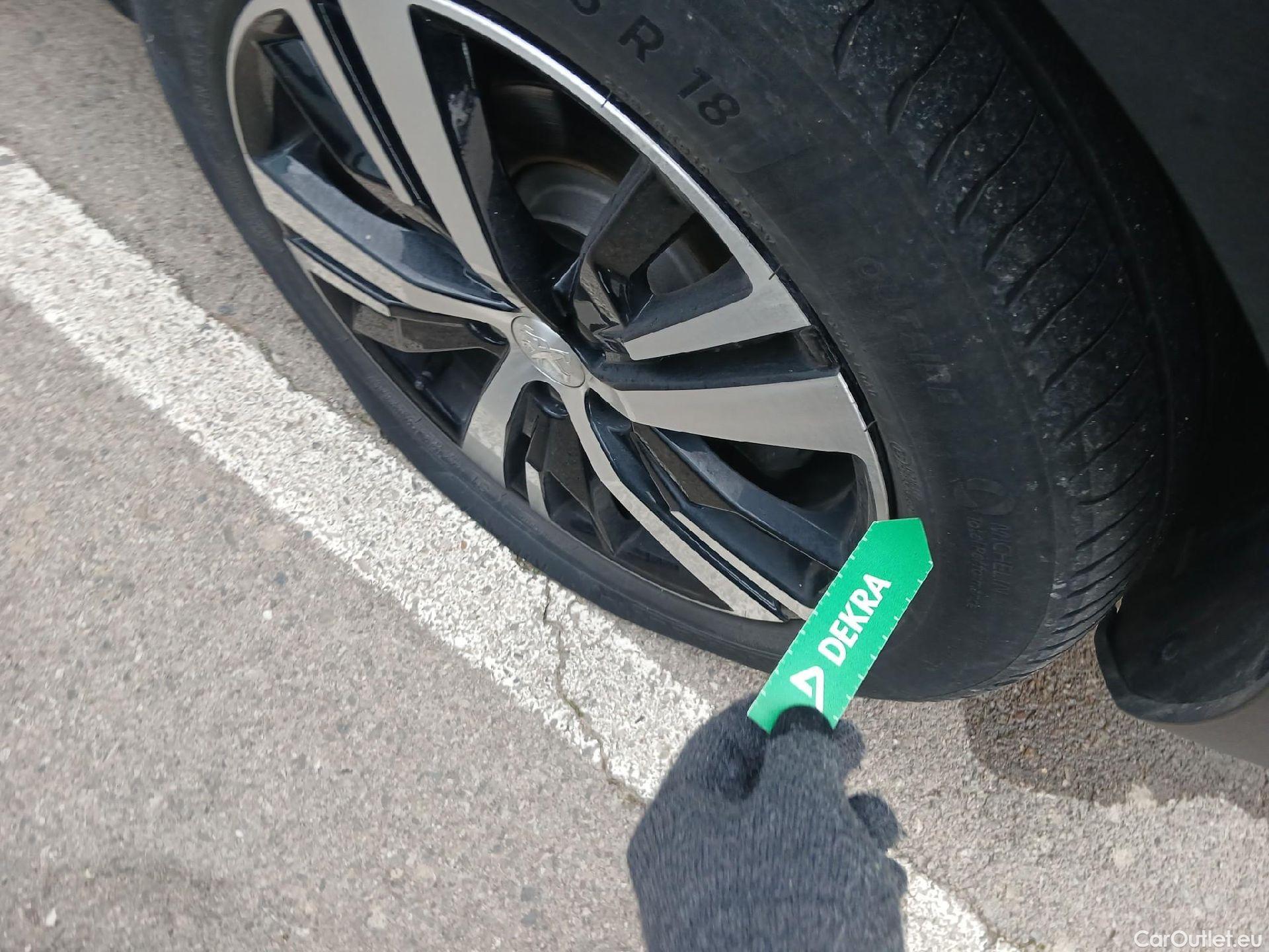  Peugeot  3008 PEUGEOT  Hybrid / 2020 / 5P / todoterreno 225 e-EAT8 GT #20