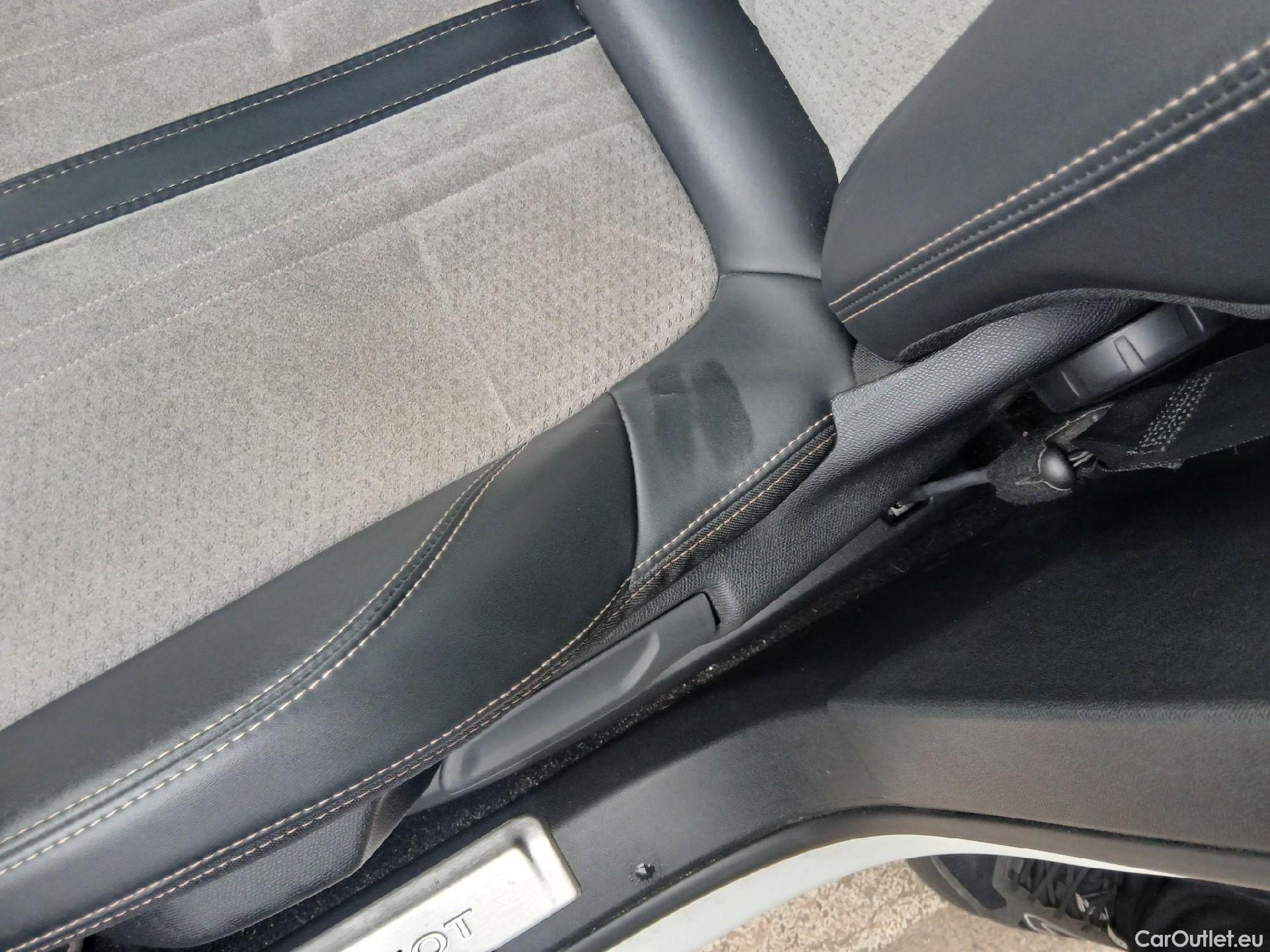  Peugeot  3008 PEUGEOT  Hybrid / 2020 / 5P / todoterreno 225 e-EAT8 GT #17