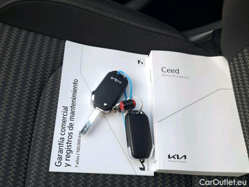  KIA  Cee'd KIA Ceed / 2021 / 5P / berlina con portón 1.0 T-GDi 74kW (100CV) Drive #3