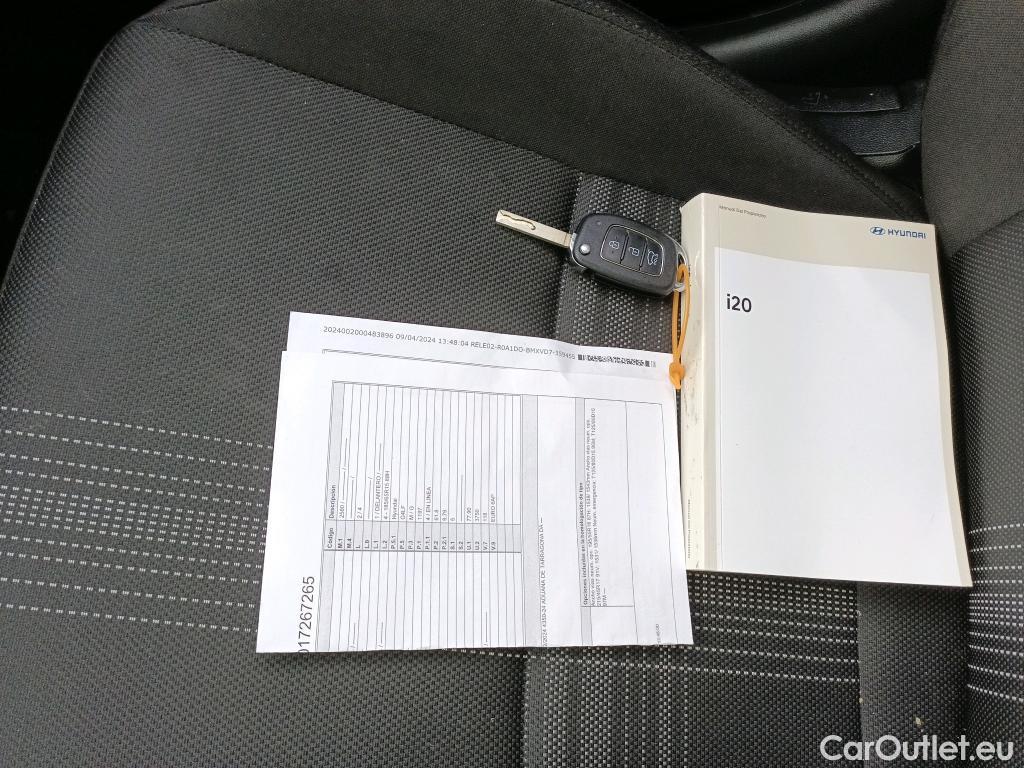  Land Rover  Discovery HYUNDAI i20 / 2023 / 5P / berlina con portón 1.2 MPI Essence #4