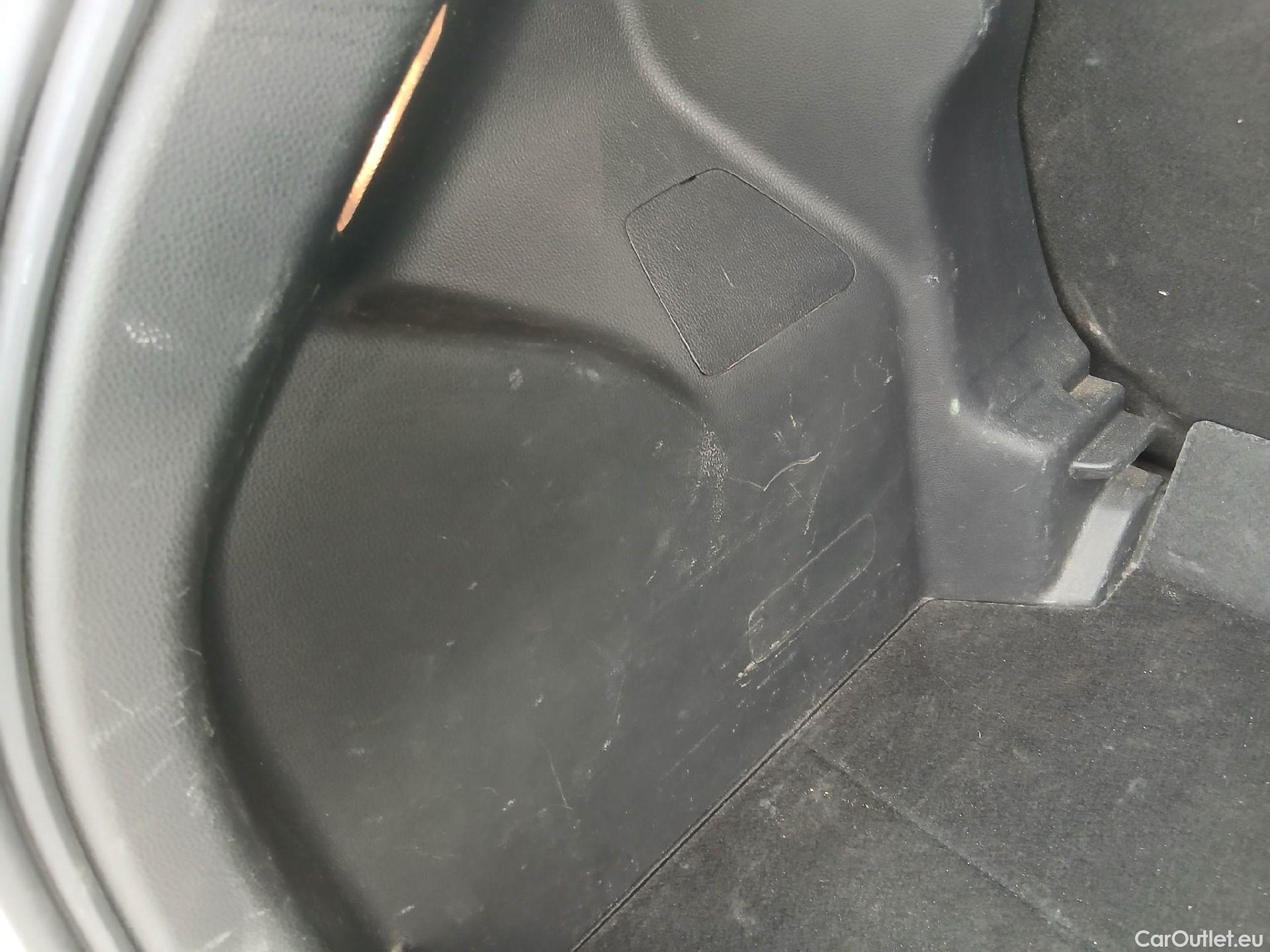  Toyota  Yaris TOYOTA  / 2020 / 5P / berlina con portón 1.5 120H Active Tech #34